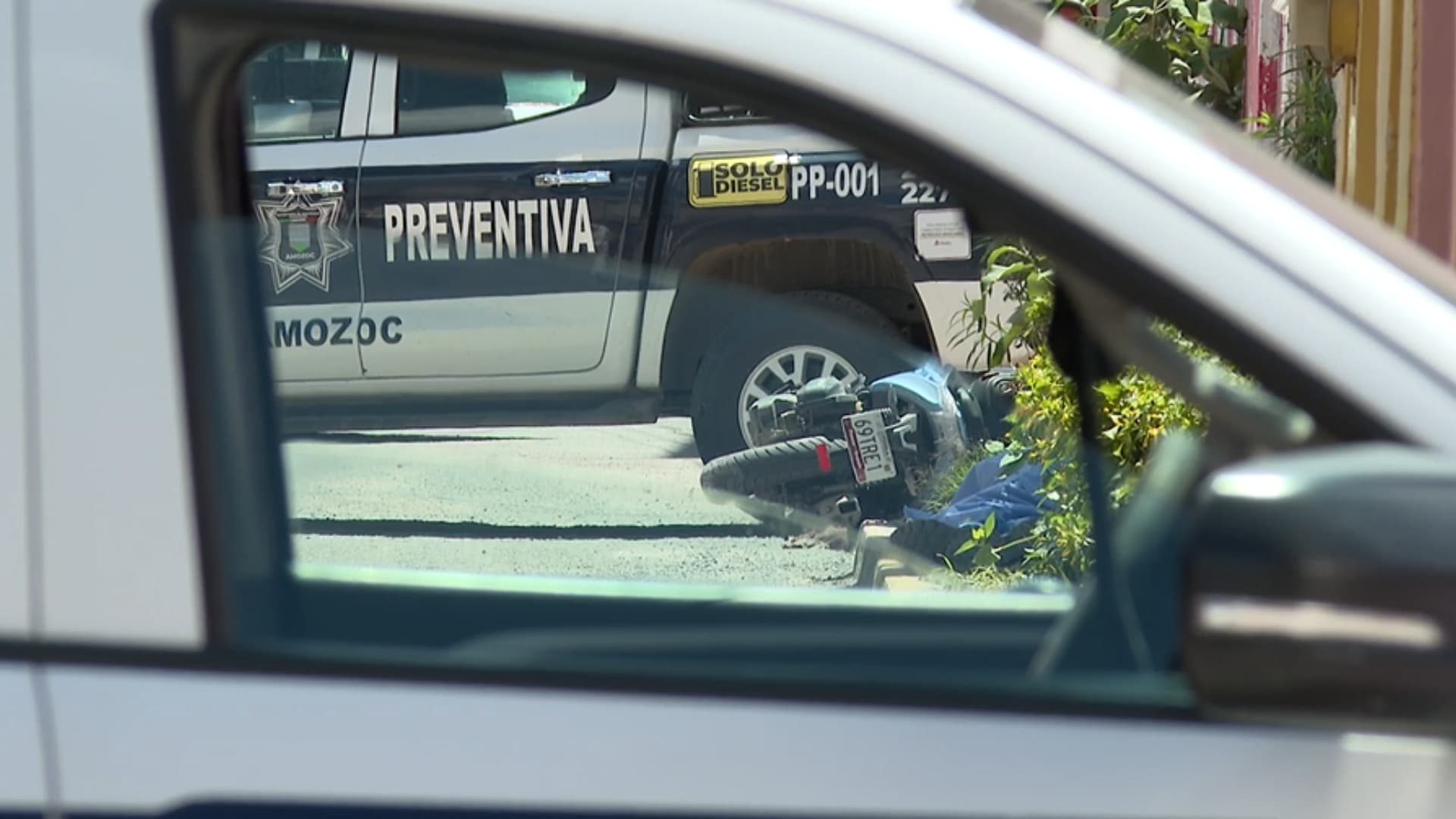 El cuerpo de la víctima terminó sobre la vía pública.