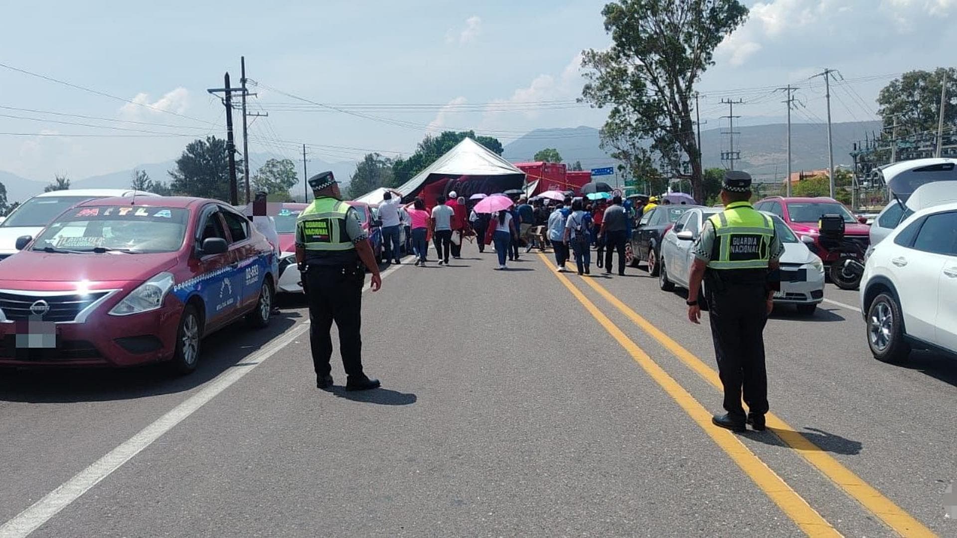 Bloqueo carretero por manifestación en Oaxaca.
