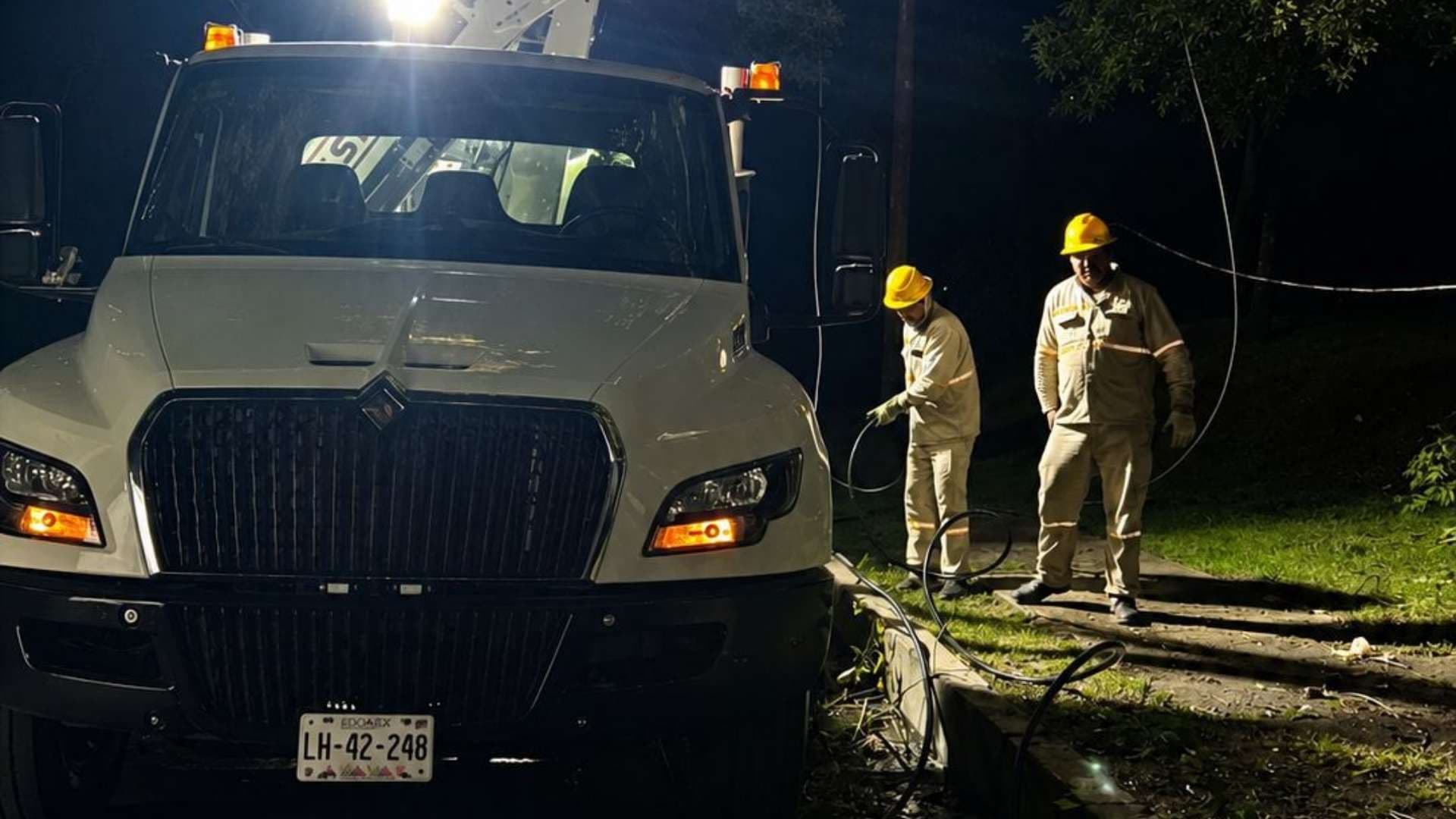 Personal de CFE atienen apagón el pasado 12 de junio en CDMX. Foto: X @CFEmx
