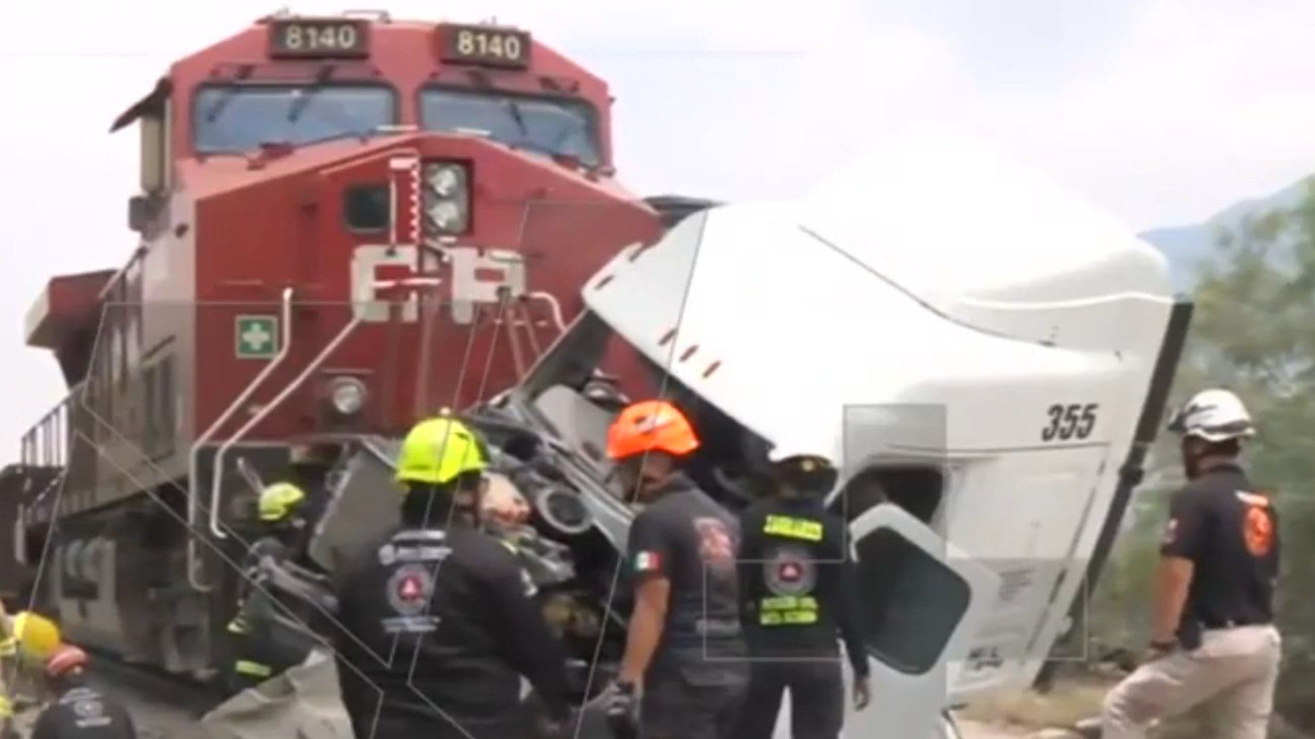 Tráiler es Arrastrado Varios Metros tras ser Impactado por Tren en Santa Catarina, Nuevo León