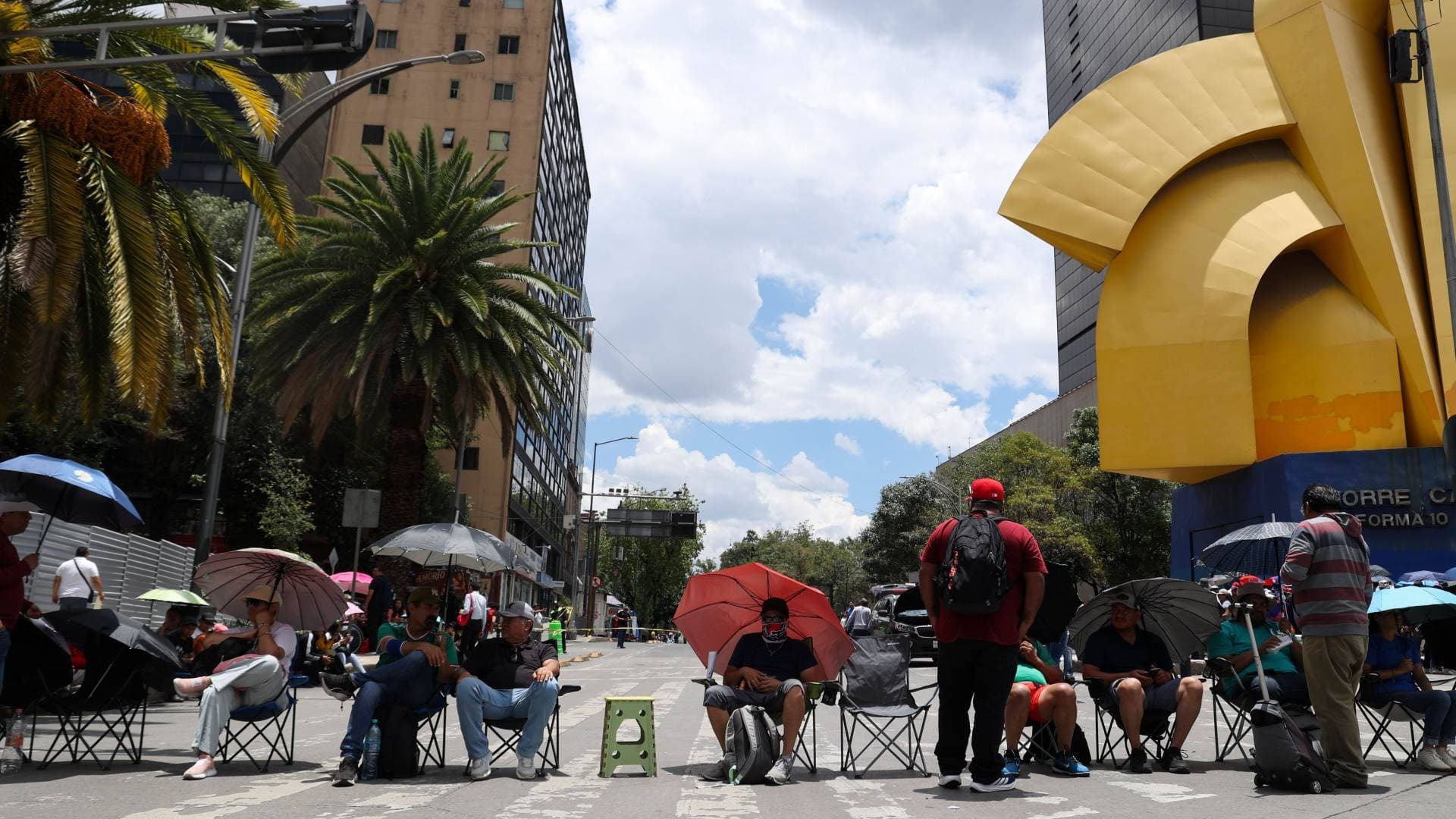 Integrantes de la CNTE bloquean Juárez y Bucareli el 12 de junio 2026. Foto: Cuartoscuro
