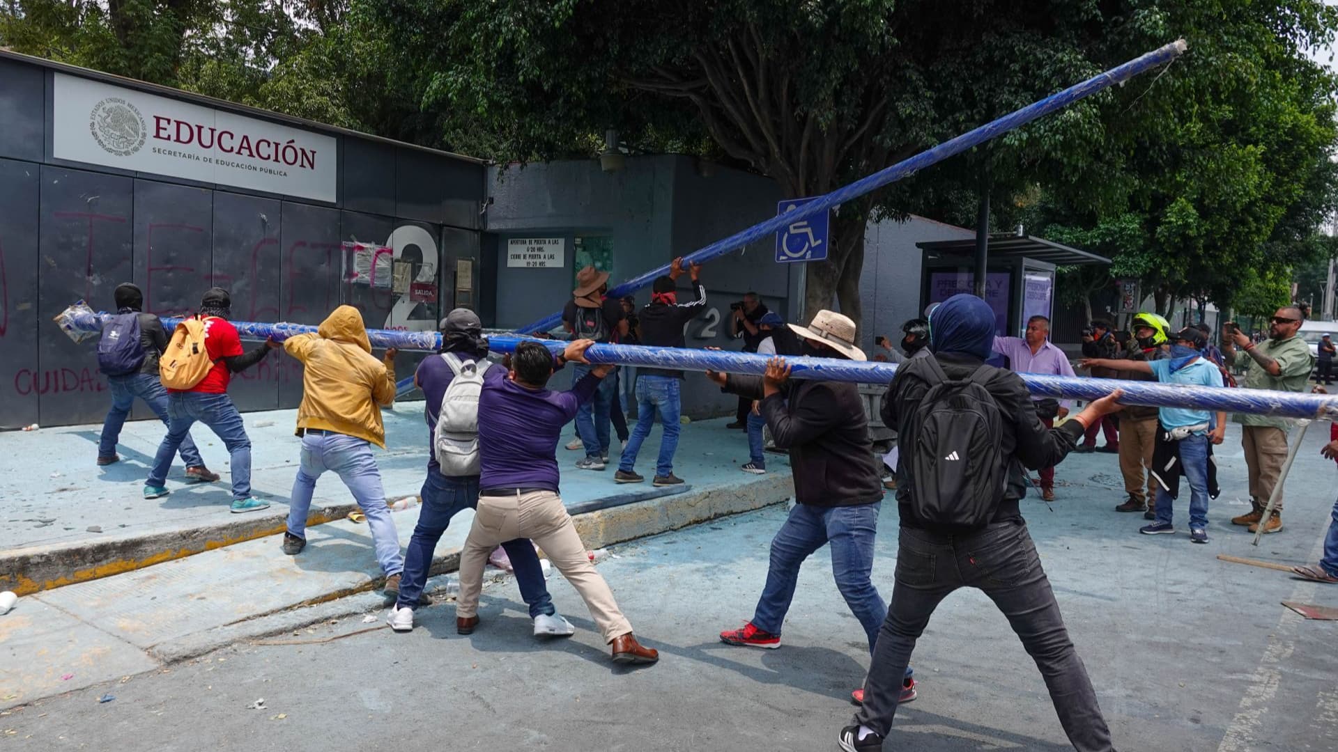 Integrantes de la CNTE usan postes para irrumpir en la SEP