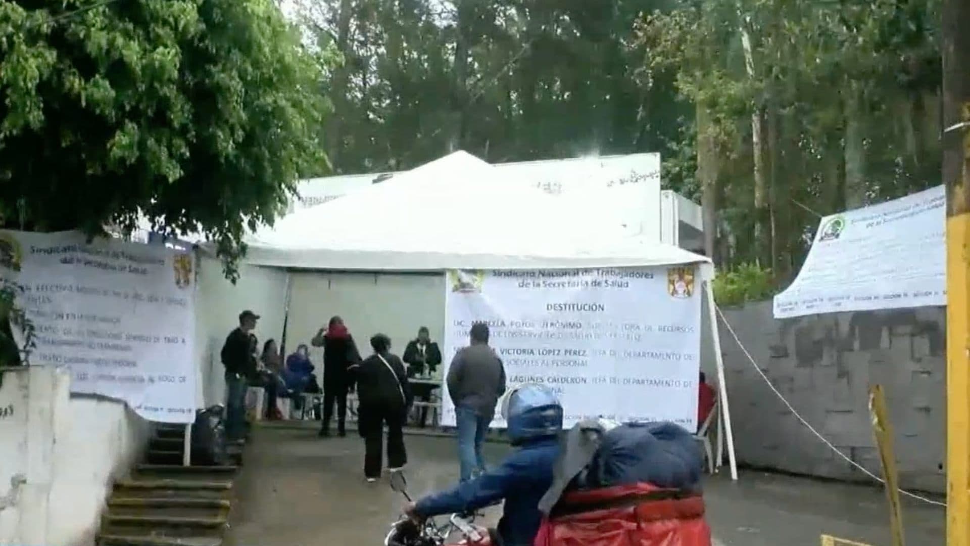 Empleados de Salud Mantienen Tomadas Instalaciones en Xalapa Integrantes del Sindicato Nacional de Trabajadores de la Secretaría de Salud