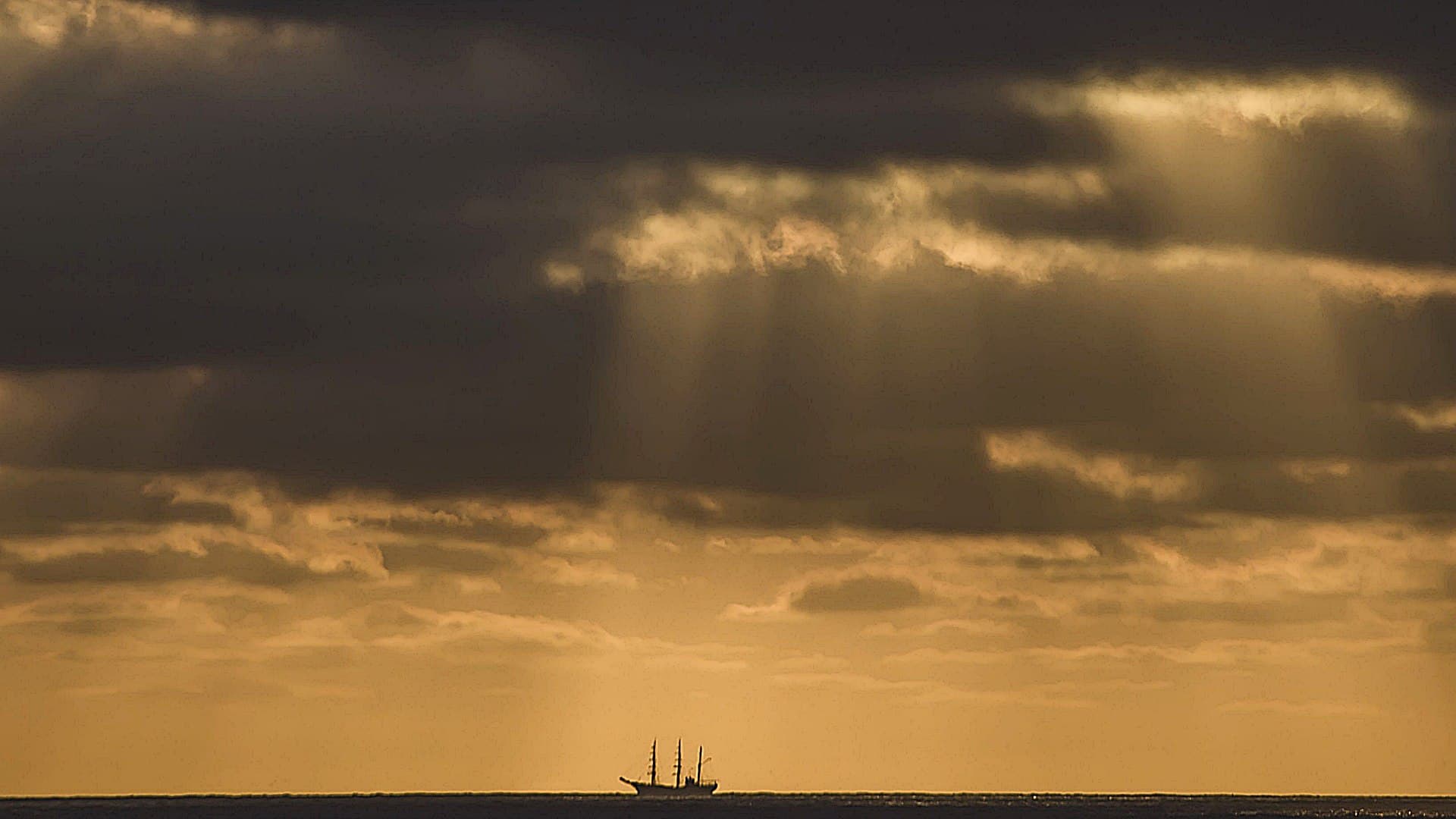 Rayos del sol atraviesan las nubes en playas de Tijuana en junio 2017. Foto: Cuartoscuro | Archivo