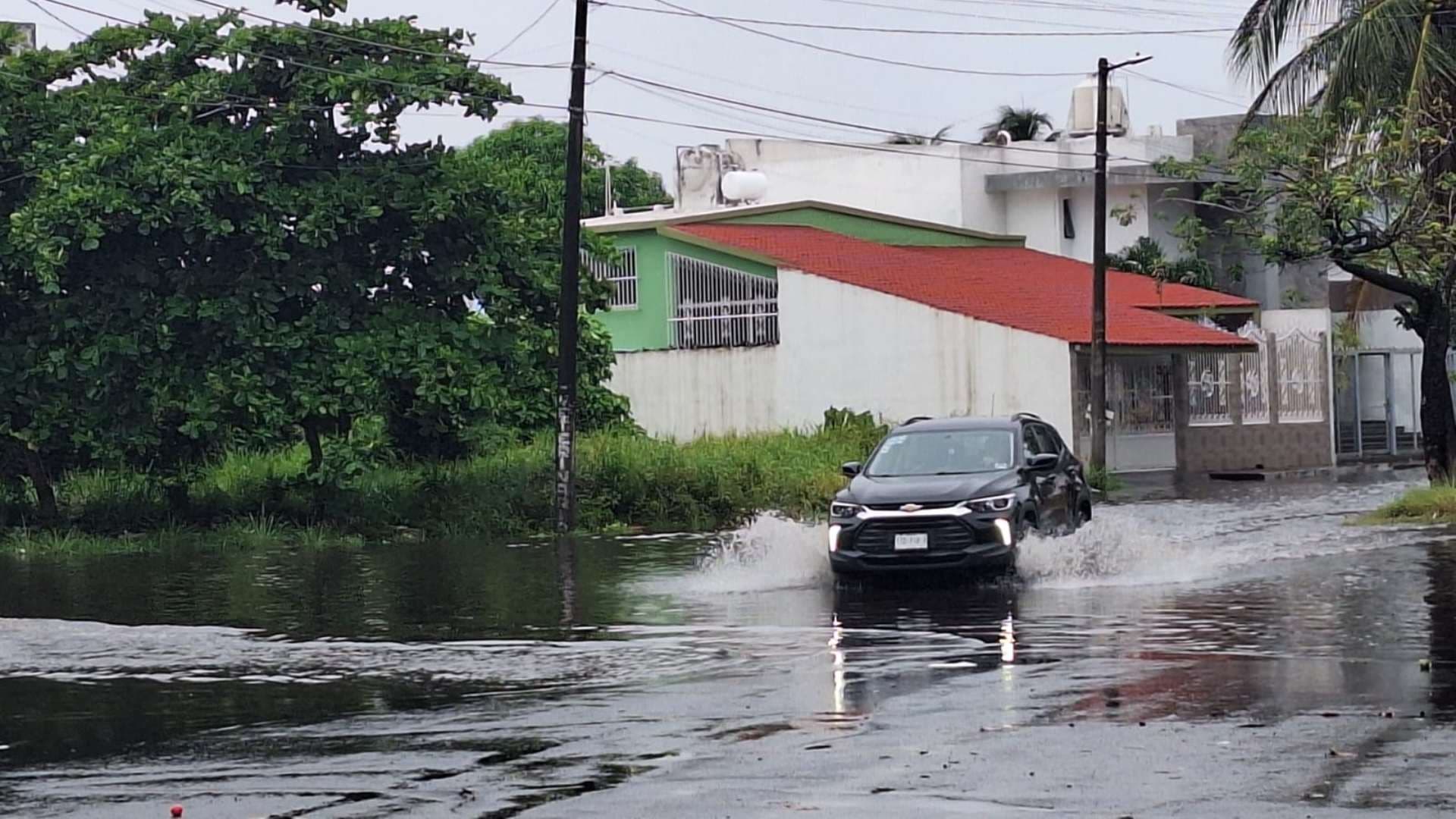Fuerte Lluvias Generan Encharcamientos en Calles del Fraccionamiento Florestas de Veracruz