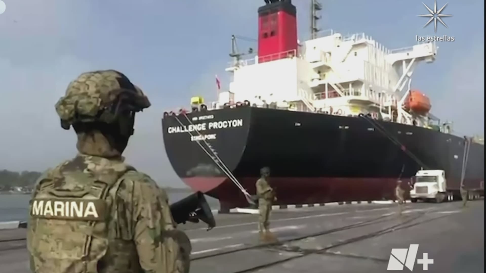 Marinos aseguran un buque con combustible de contrabando