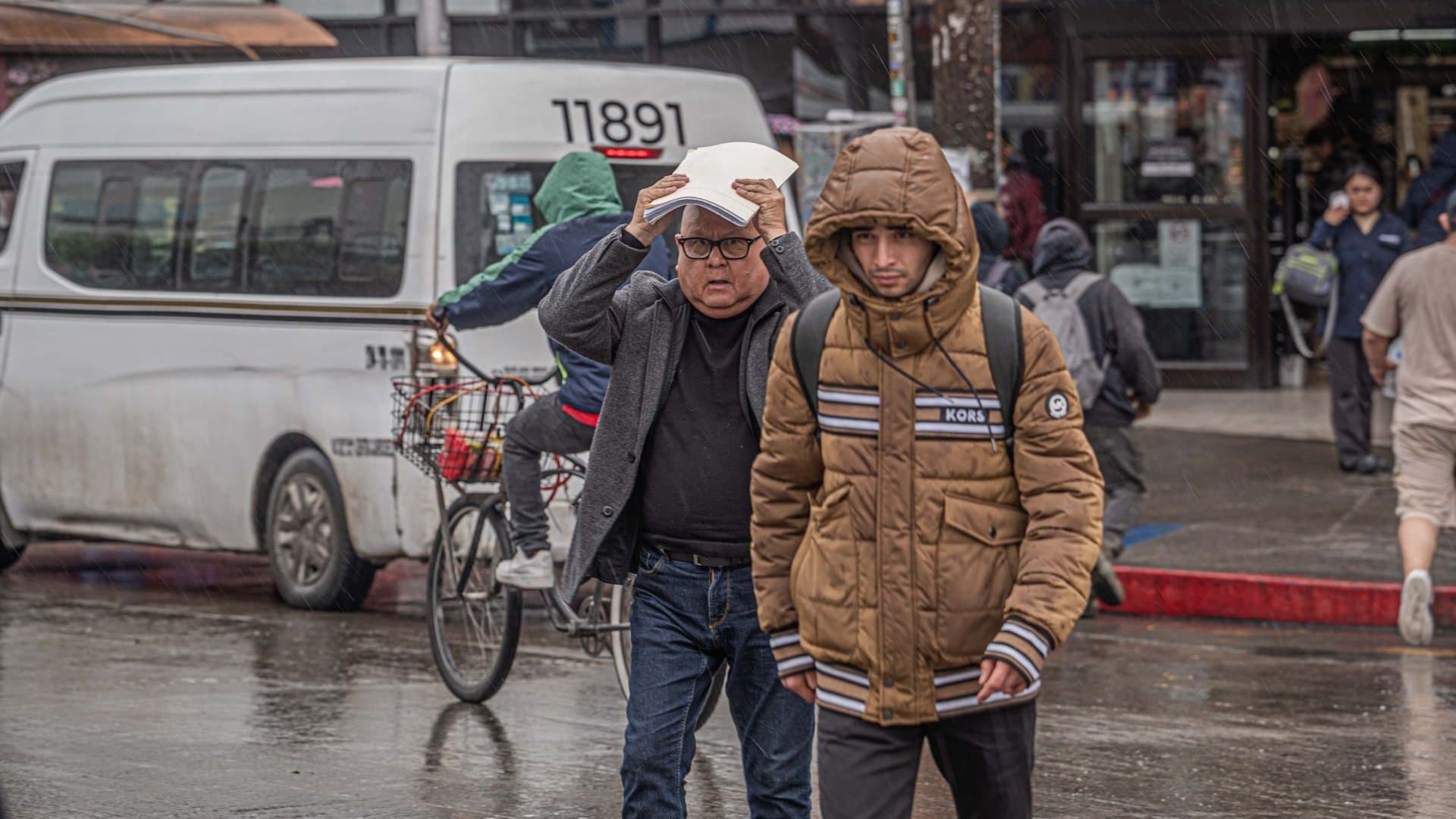 Personas abrigadas bajo la lluvia