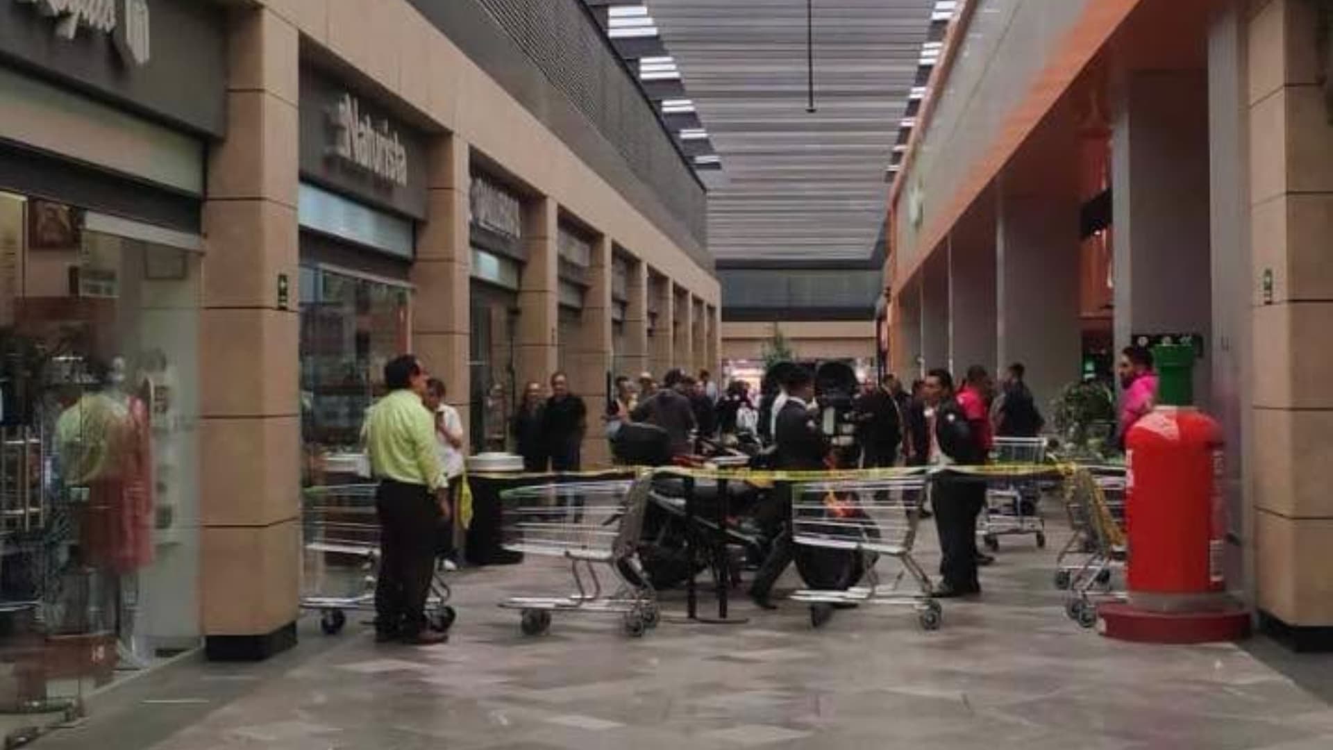La fuga de la sustancia química provó caos en un supermercado en Valle Dorado