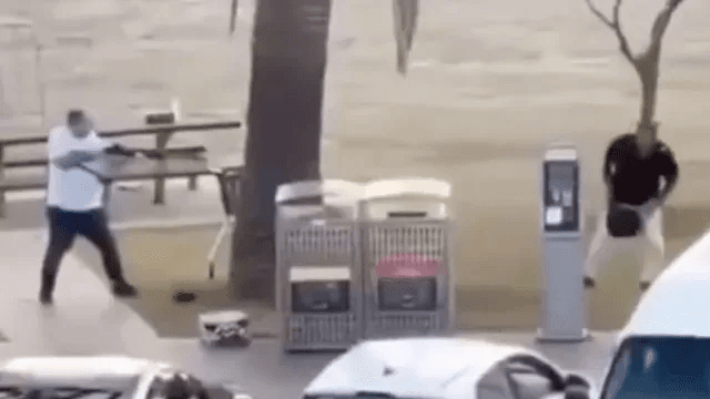 Luego de desarmarlo, el hombre solo encañonó al sujeto, sin disparar.  Foto: Reuters