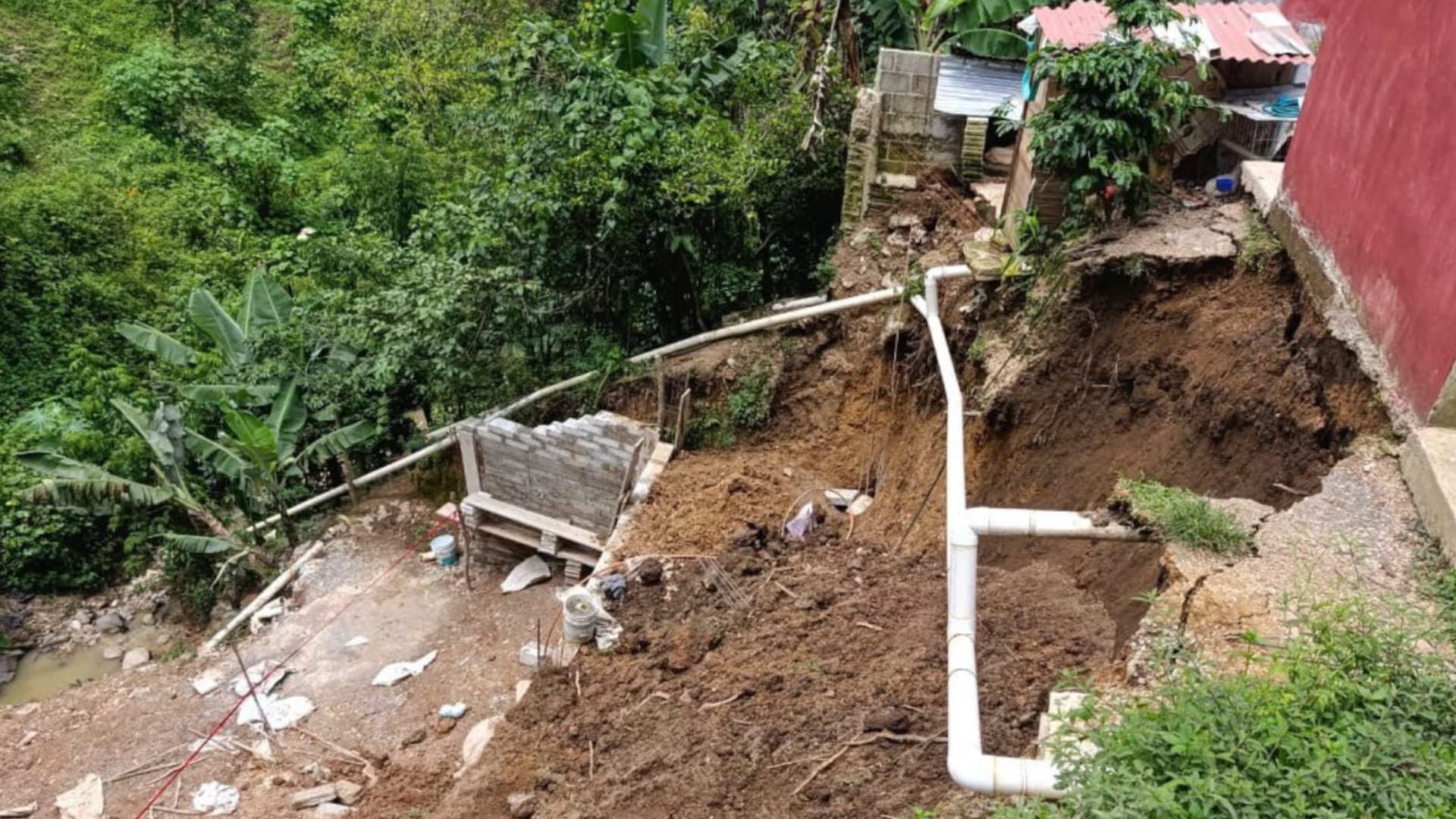Rescatan a Hombre que Quedó Sepultado por Deslizamiento de Tierra en Xicotepec, Puebla
