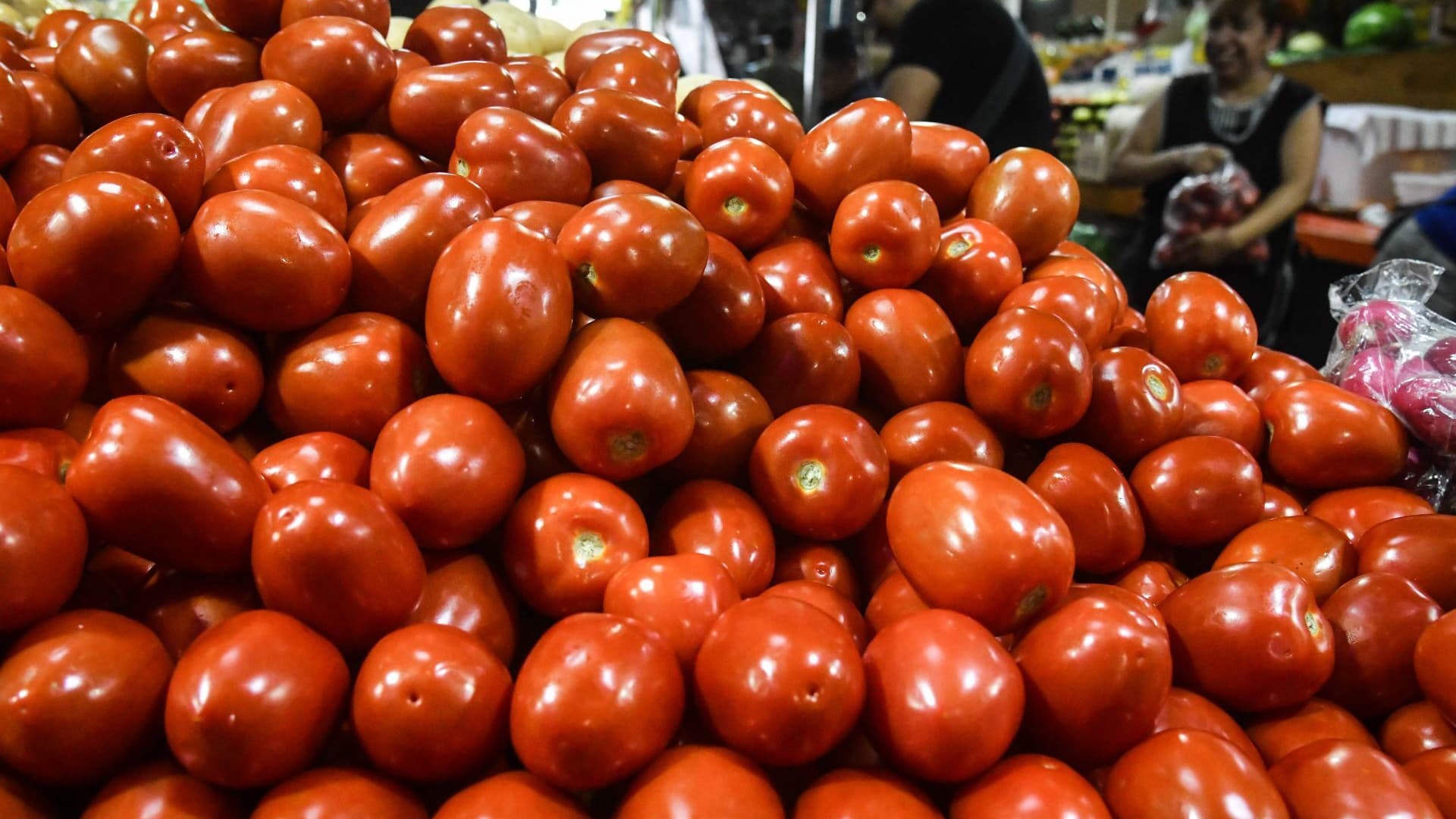 Jitomate en venta en un puesto de mercado