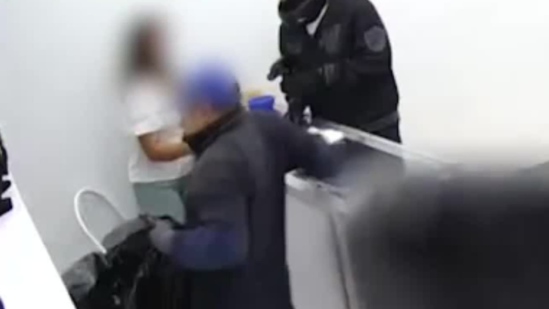 Ladrones robando en joyería