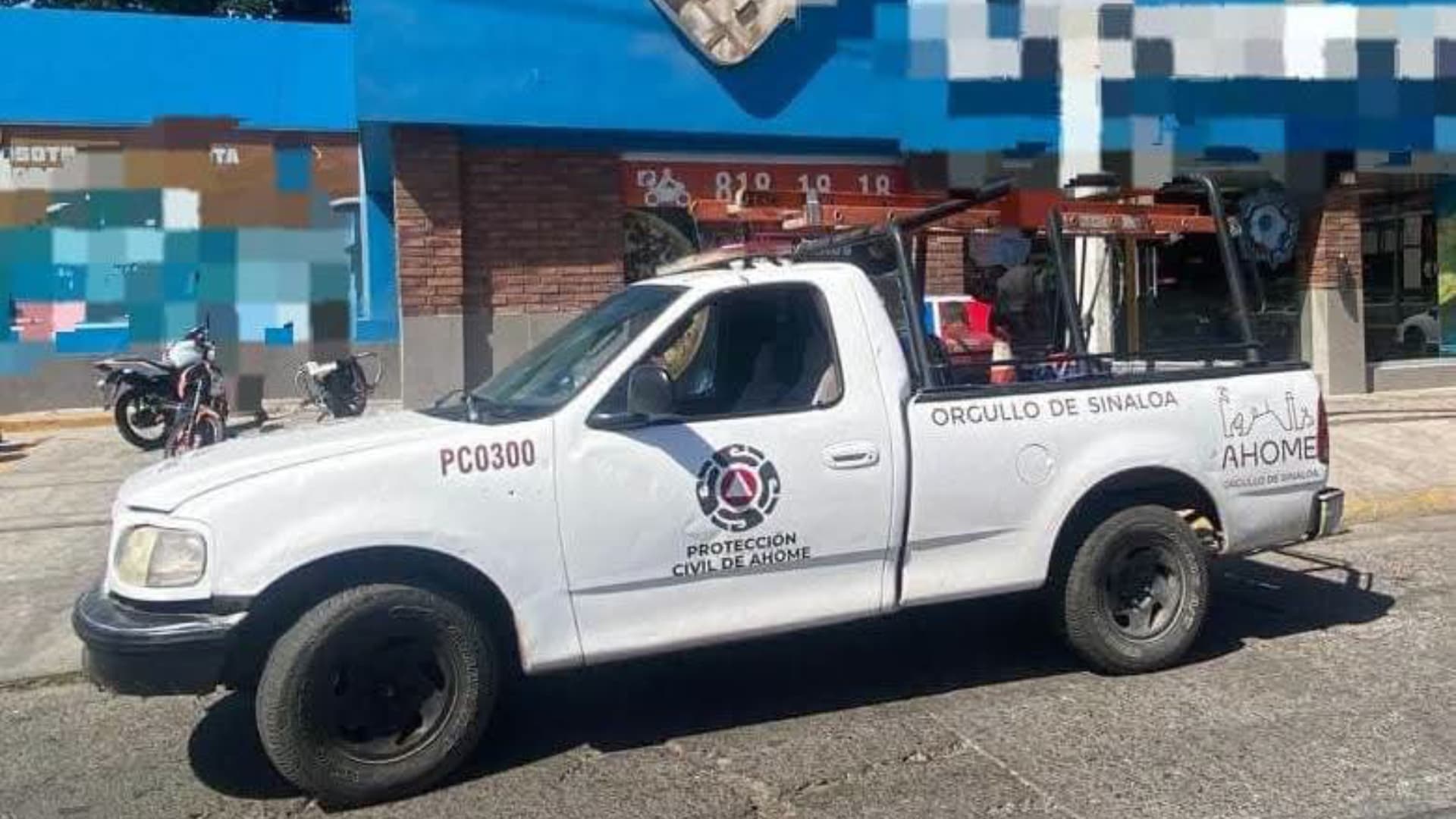Mujer Lesionada por Caída de Letrero Luminoso Pizzería en Los Mochis Sinaloa