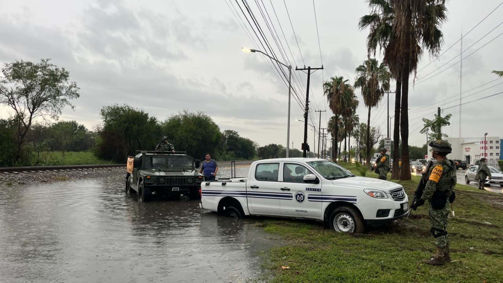 Daños por Lluvias y Vientos Fuertes en Nuevo León: 17 Autos Varados, Un Muerto y Un Rescate