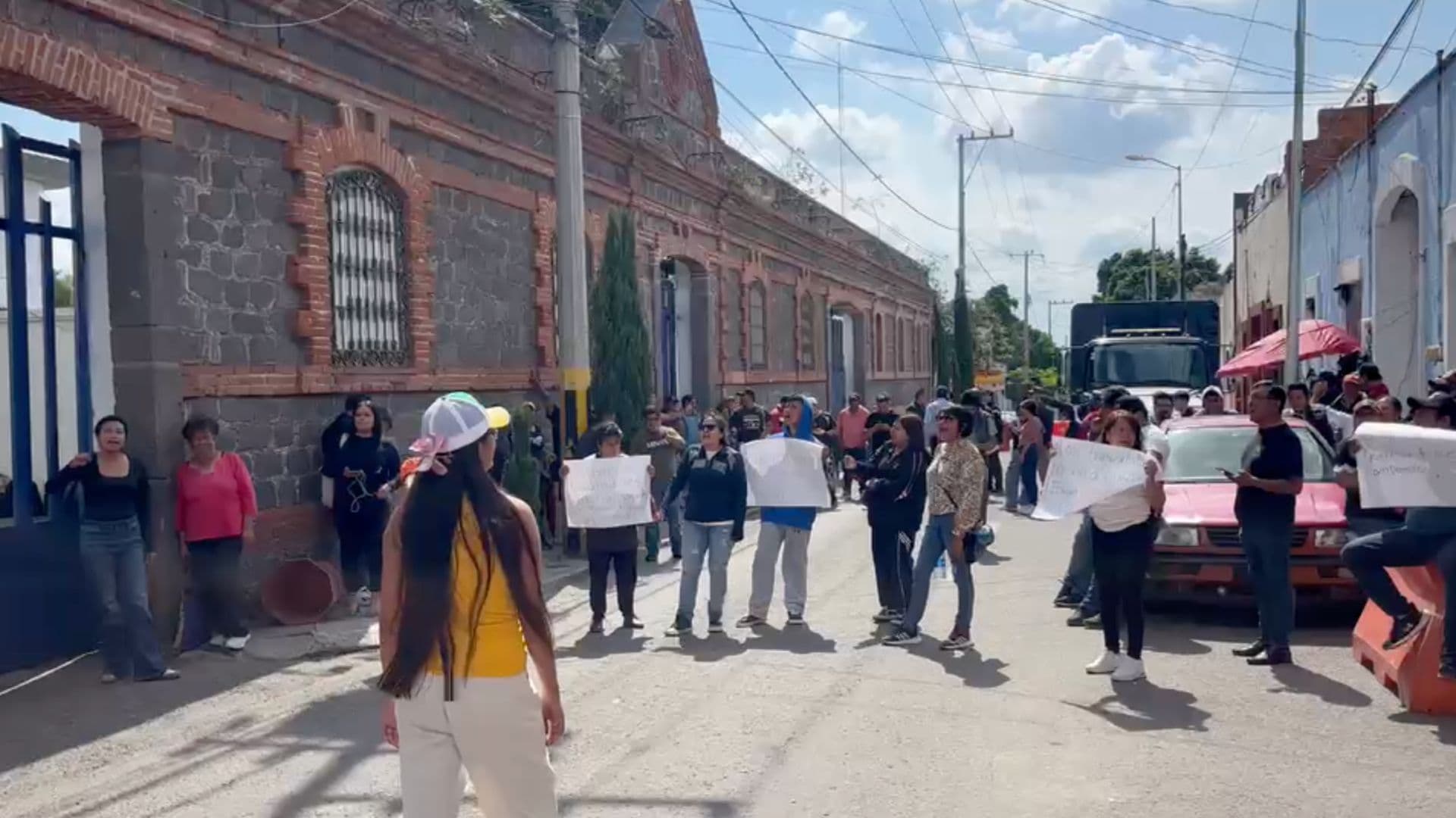 Se Manifiestan en Base de Policía Estatal de Puebla para Pedir Liberación de Personas Detenidas