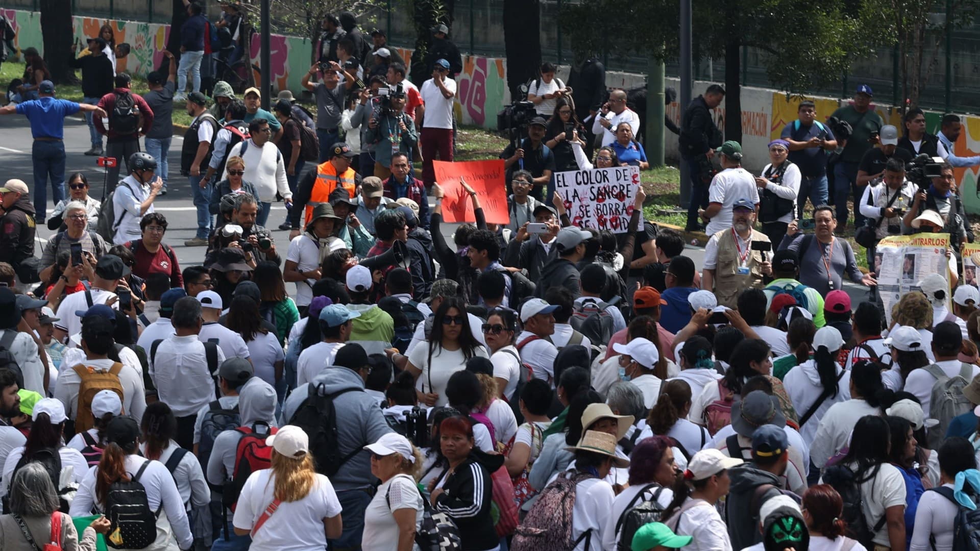 Marcha de la CNTE en inmediaciones del estadio sede CDMX este 11 de junio. Foto: Cuartoscuro