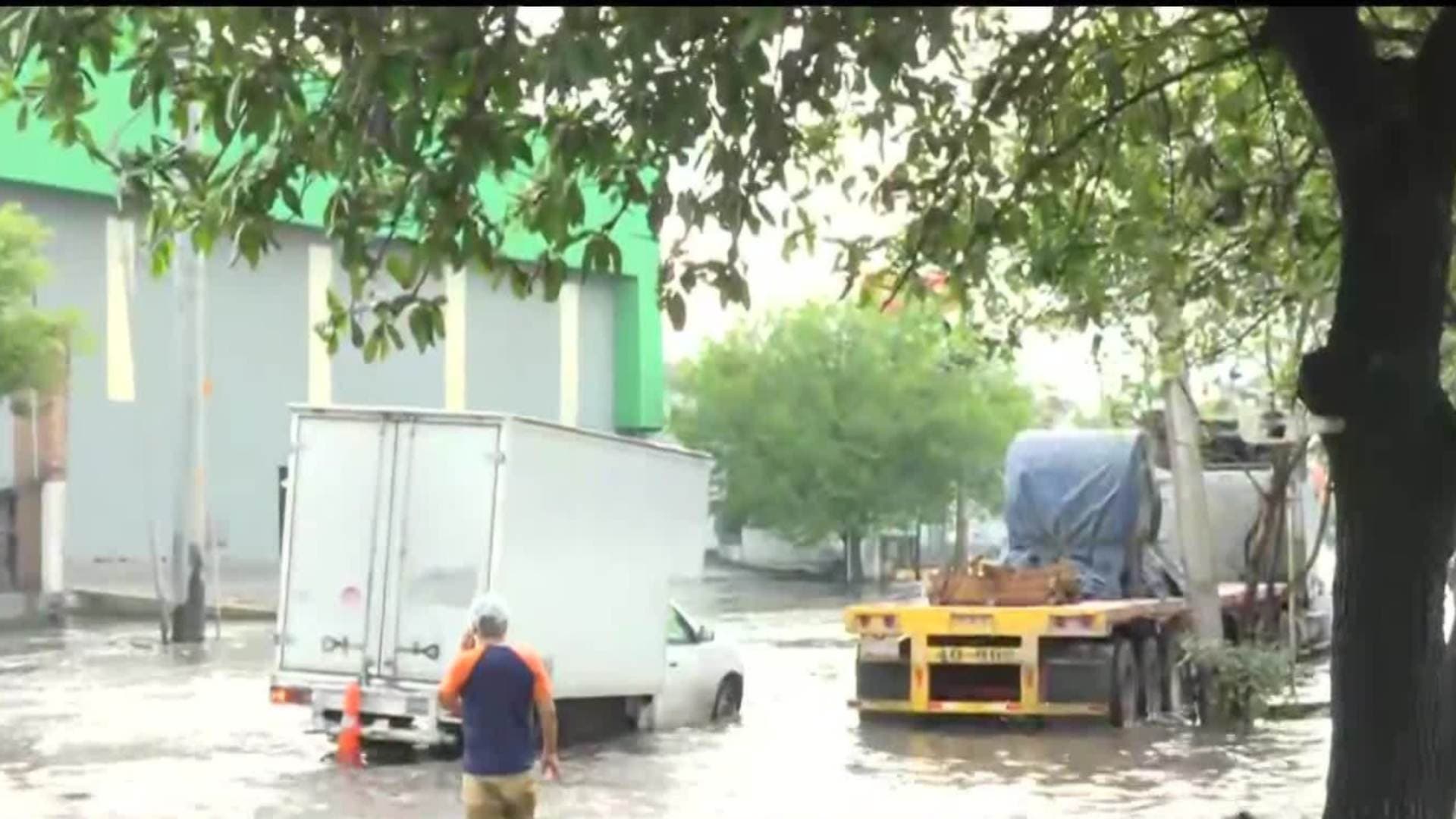 Encharcamientos Colapsan Vialidad en Límites de Monterrey y San Nicolás, Nuevo León