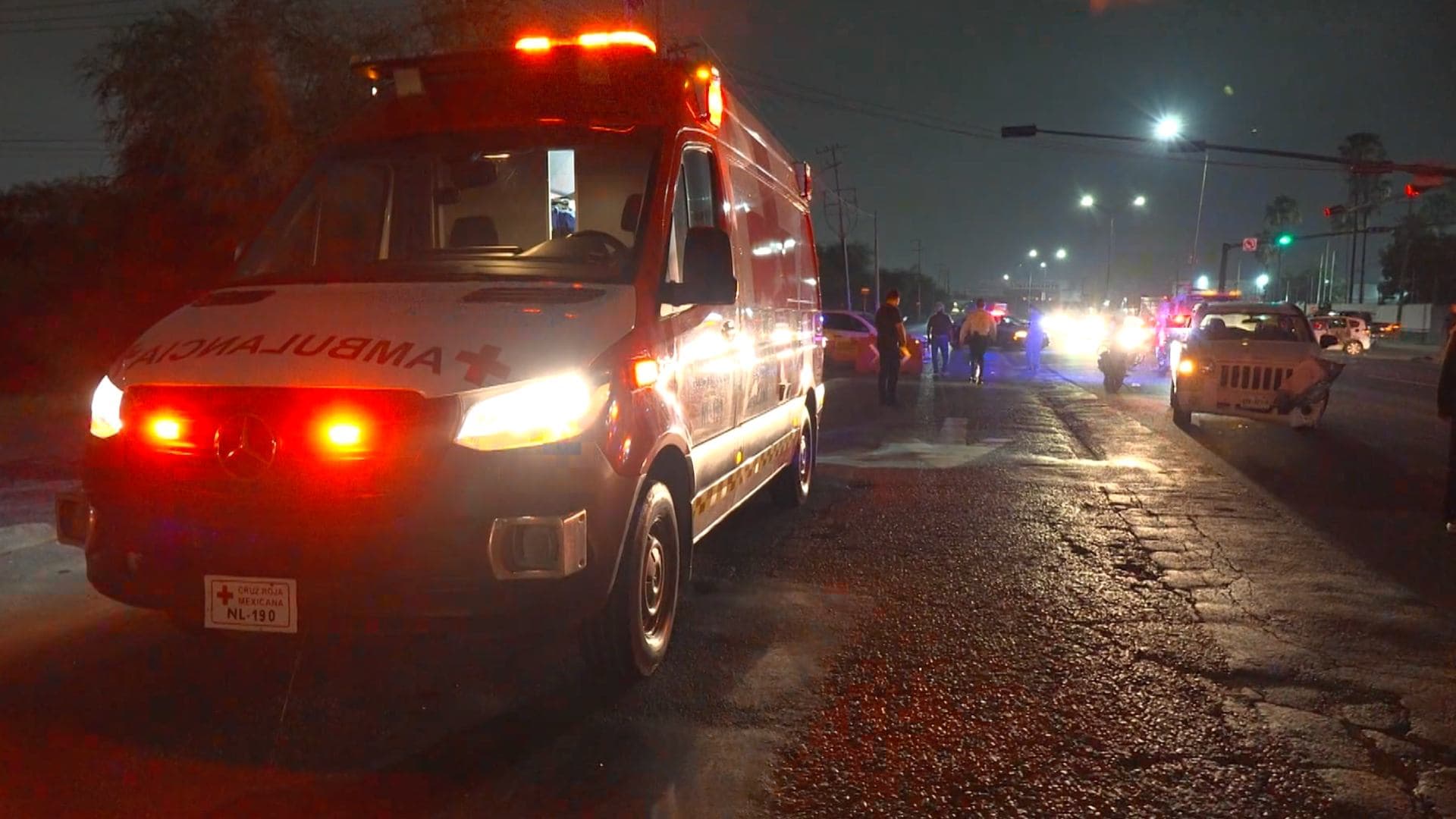 Ambulancia en accidente vial en carretera Monterrey-Nuevo Laredo