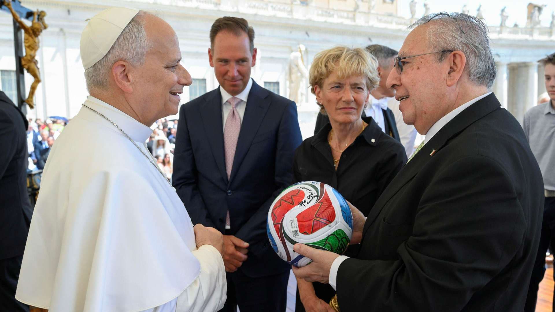 Embajadores de México, EUA y Canadá Dan Balón del Mundial al Papa León XIV