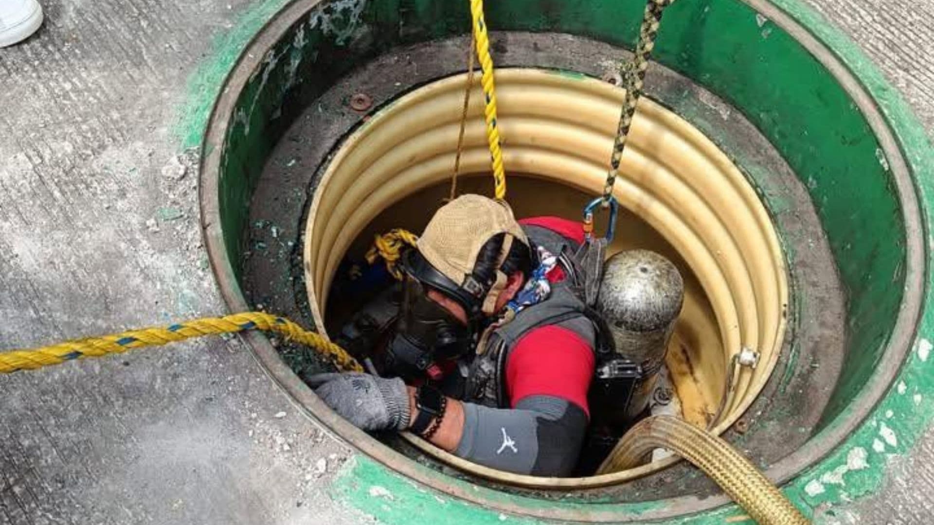 Rescatan a Dos Trabajadores Intoxicados en un Tanque de Combustible de una Gasolinera en Puebla