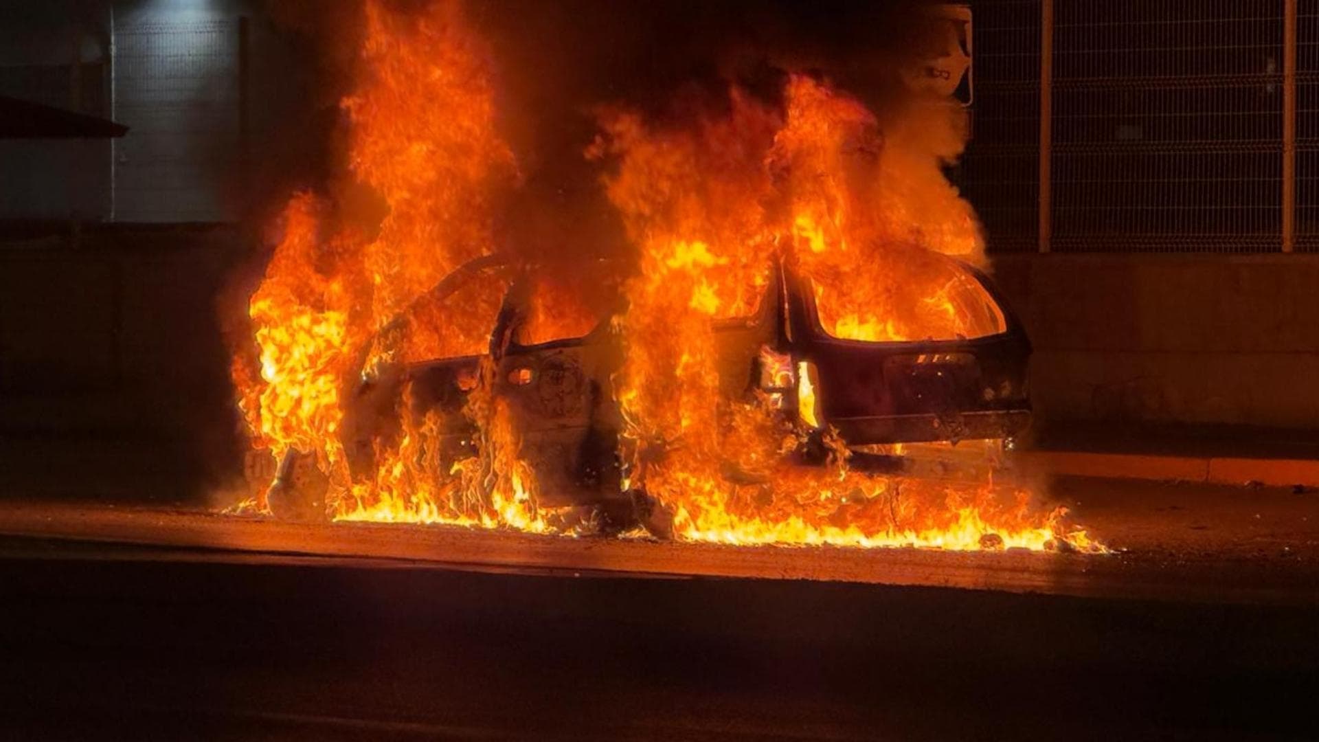 Camioneta se Incendia en Ciudad Juárez; Tripulantes Abandonan la Unidad