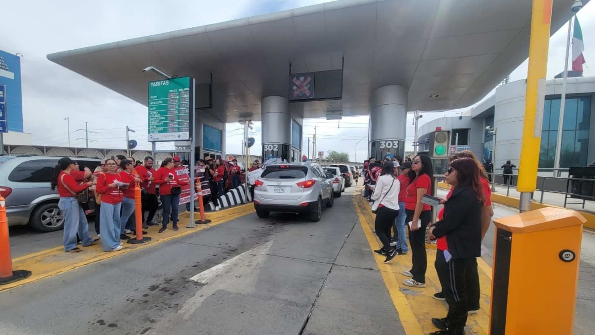 Maestros Liberan Caseta del Puente Zaragoza en Ciudad Juárez; Permiten Paso Libre