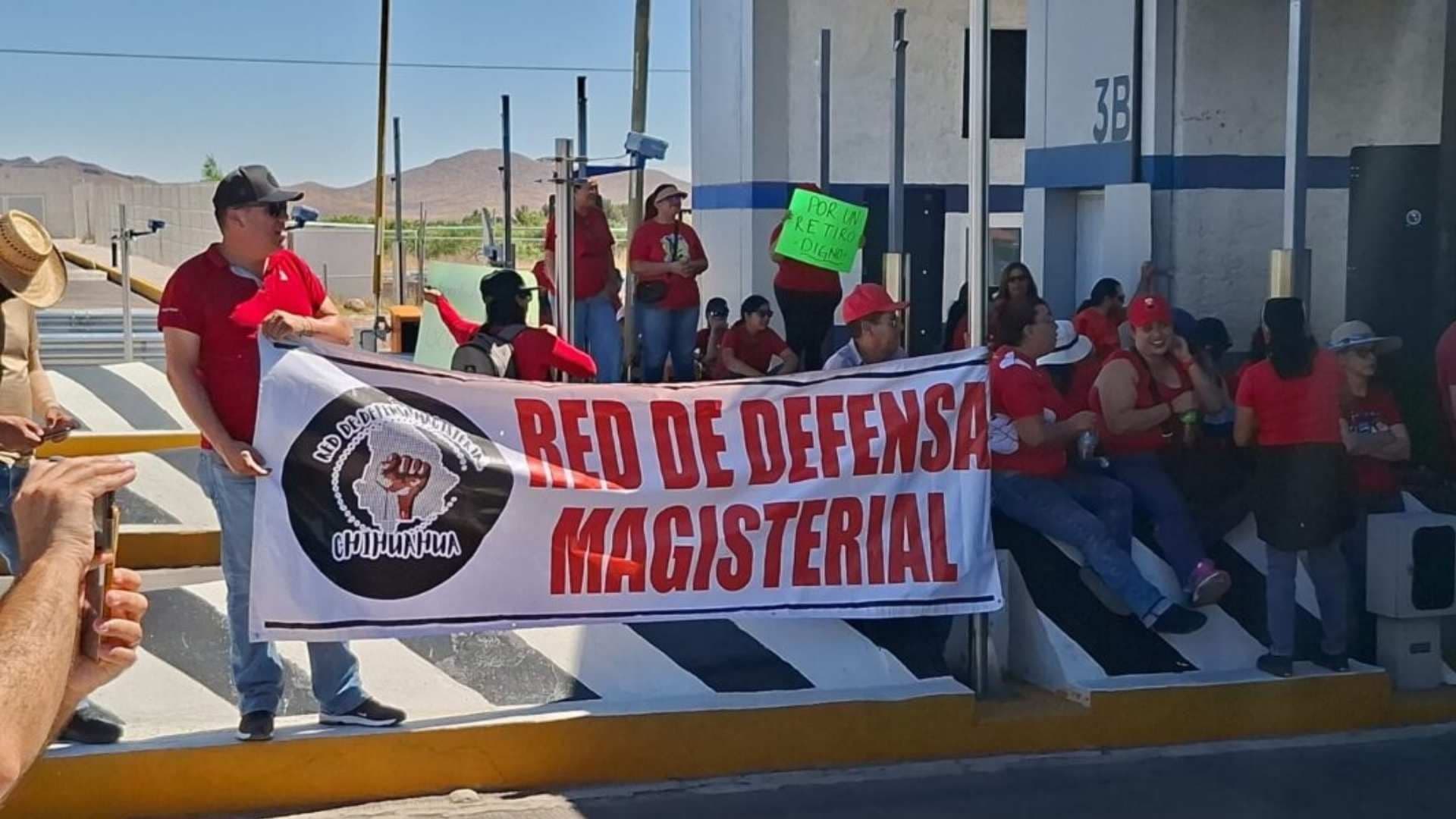 Maestros Toman Caseta de Sacramento en Chihuahua y Permiten Libre Circulación a Conductores