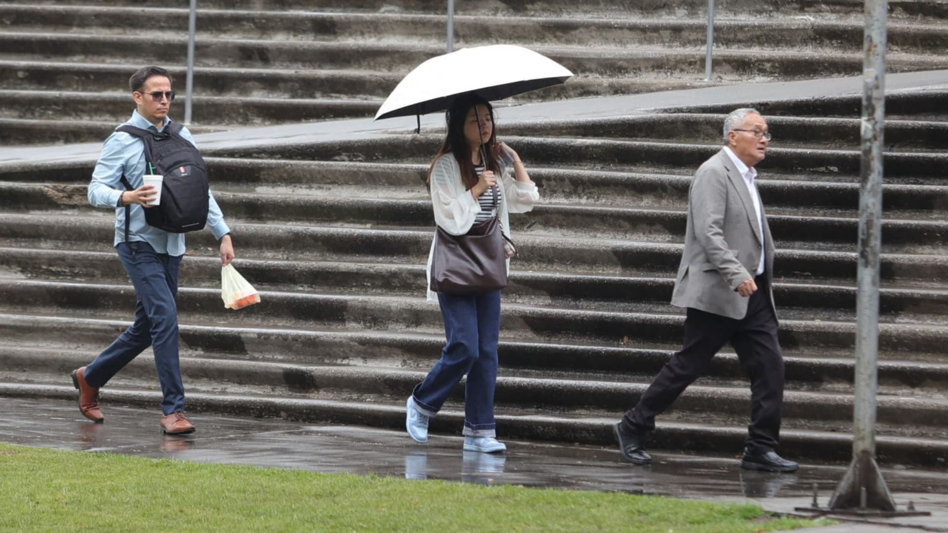 Tres personas caminan bajo la lluvia en CDMX