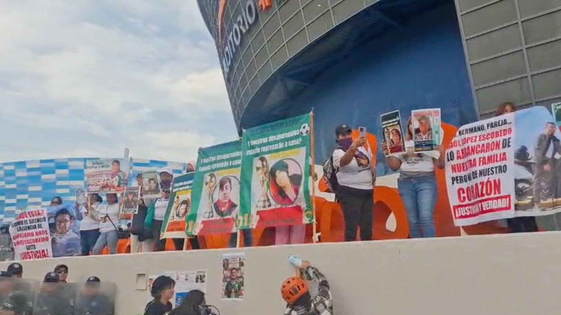 Madres Buscadoras se Manifiestan en el Estadio Cuauhtémoc de Puebla Previo a un Partido