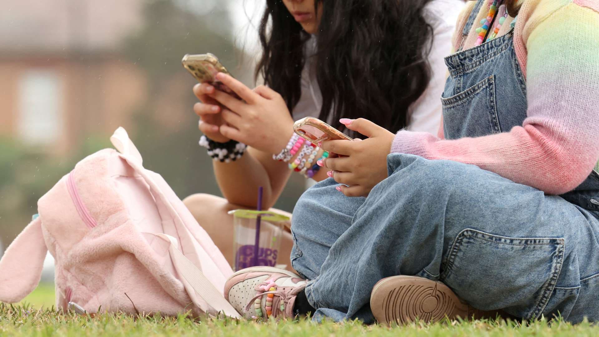 ¿Sheinbaum Enviará Iniciativa para Restringir Redes Sociales a Niños en Escuelas? Esto Dijo