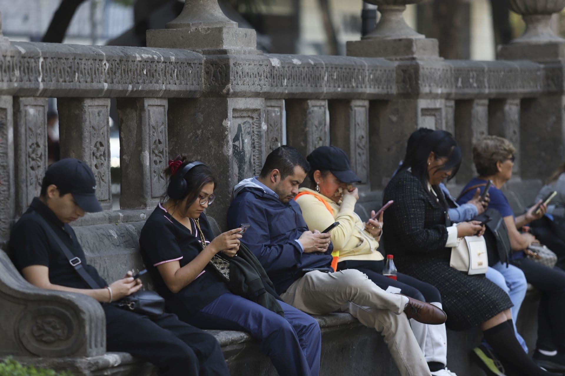 Personas usas celulares en CDMX, días antes de que termine el registro de líneas e inicie suspensión.
