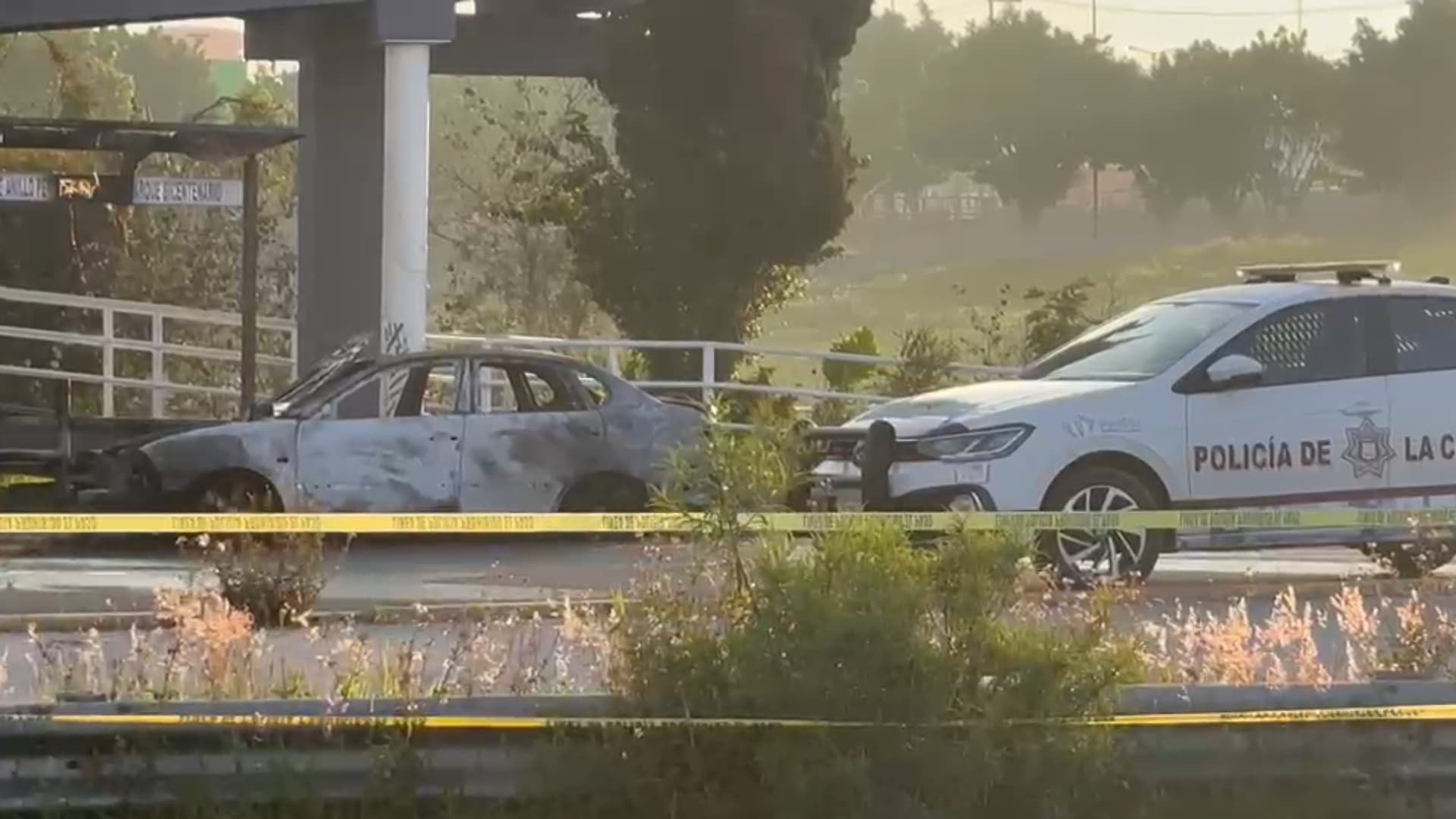 Abandonan a una Persona Dentro de Auto en Llamas sobre Lateral del Periférico de Puebla