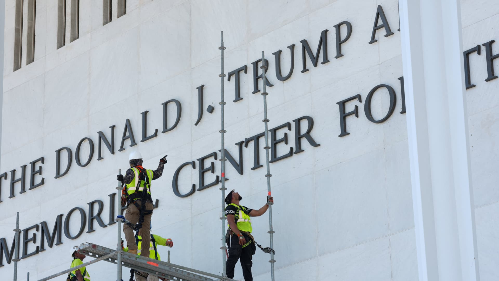 Trabajadores retiran nombre de Trump en el Centro Kennedy