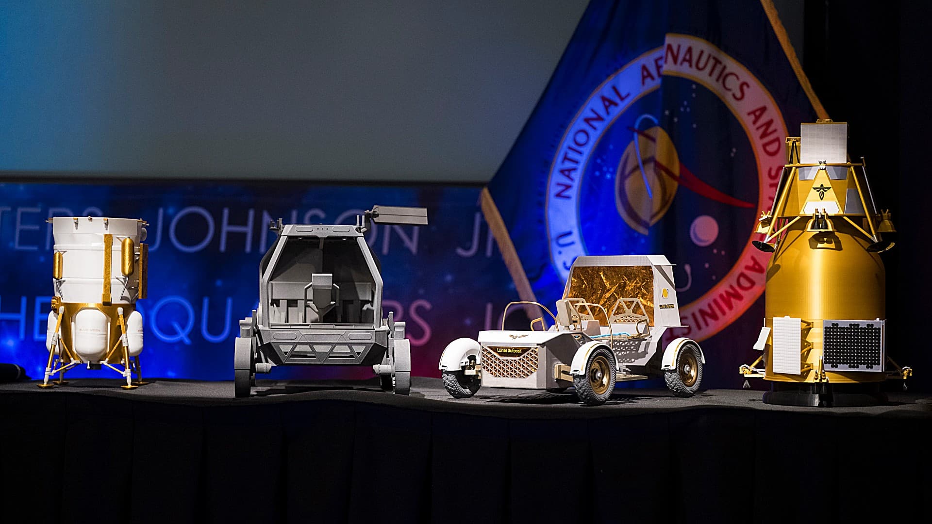 De izquierda a derecha, maquetas del módulo de aterrizaje lunar Blue Origin Mark 1, el vehículo lunar tripulado Astrolab, el vehículo lunar Lunar Outpost Pegasus y el orbitador Firely Elytra Dark.