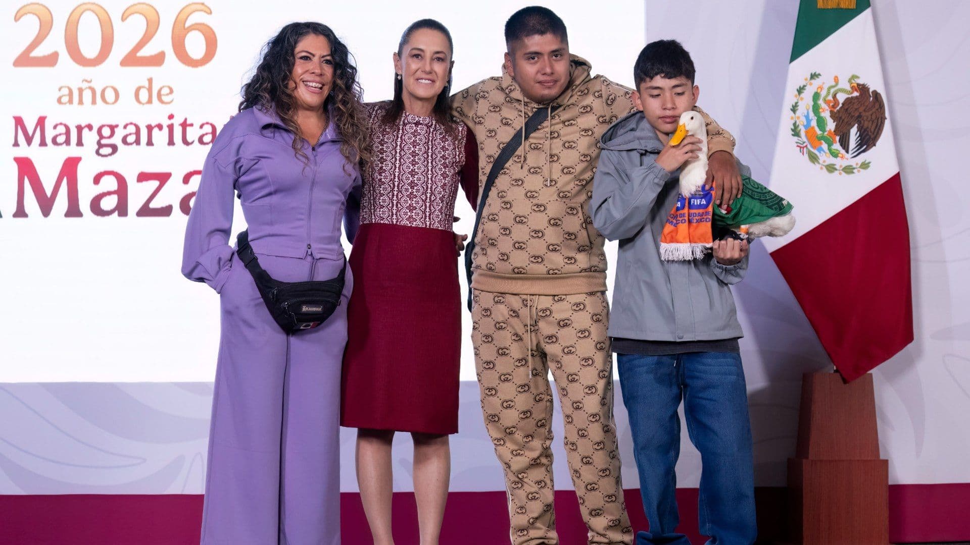 "Merlín Es el Patrón del Negocio": Así Fue la Visita del Pato a 'La Mañanera'