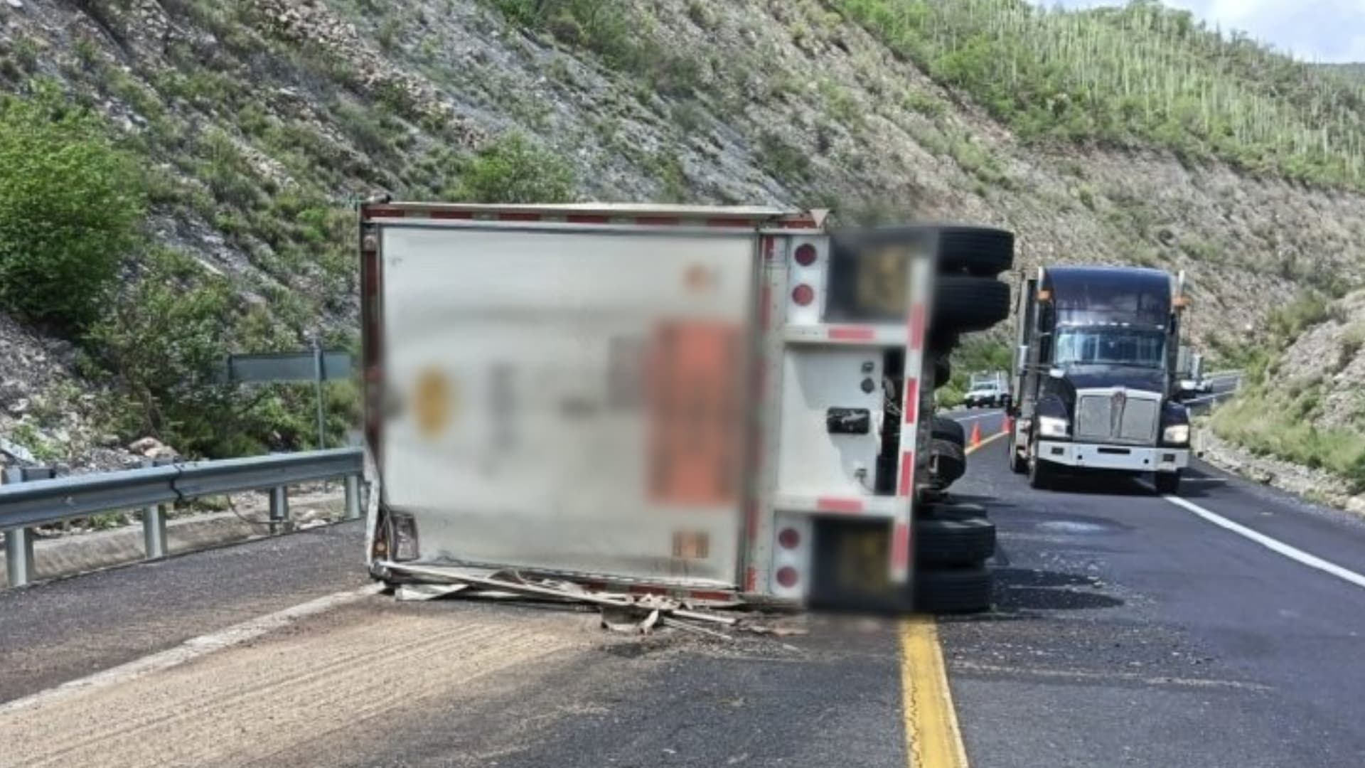Volcadura en la autopista Cuacnopalan-Oaxaca.