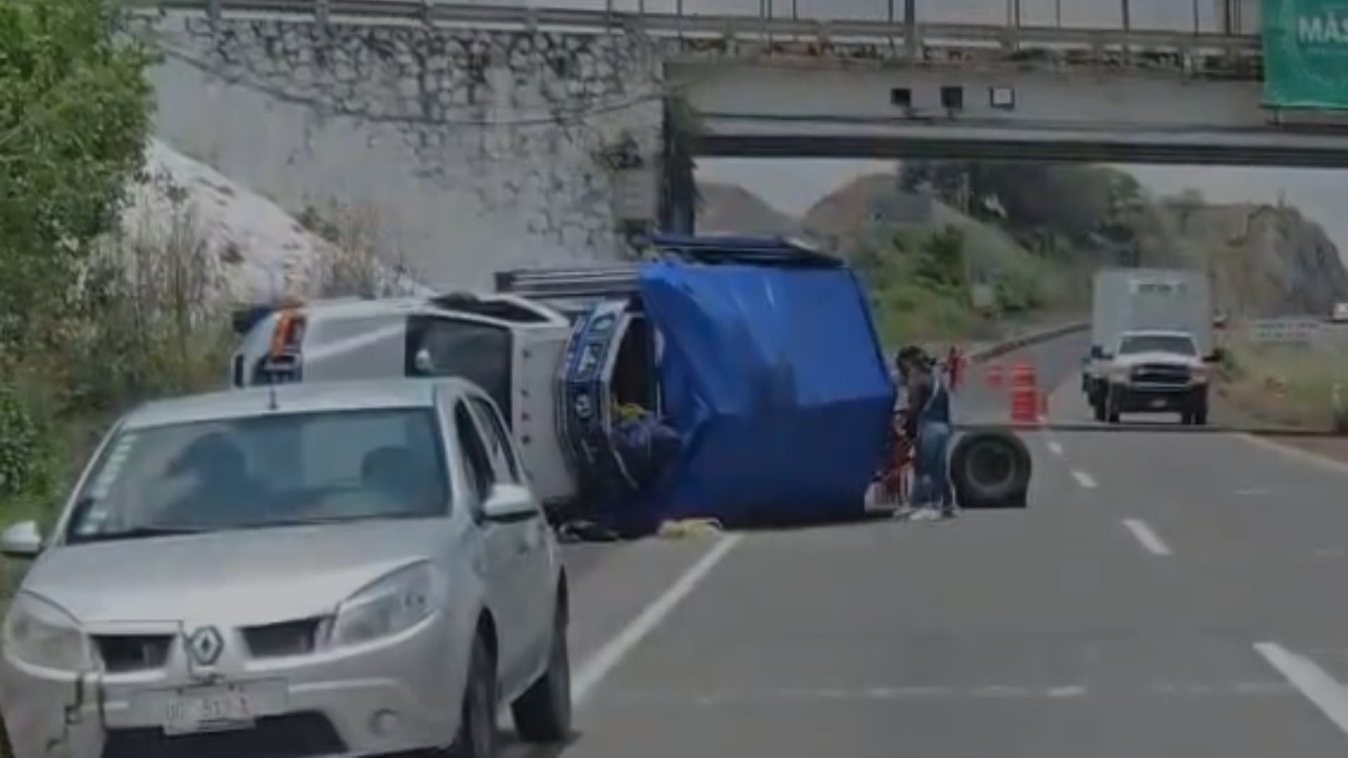 Camión que Transportaba Fruta Termina Volcado en Autopista Puebla-Atlixco