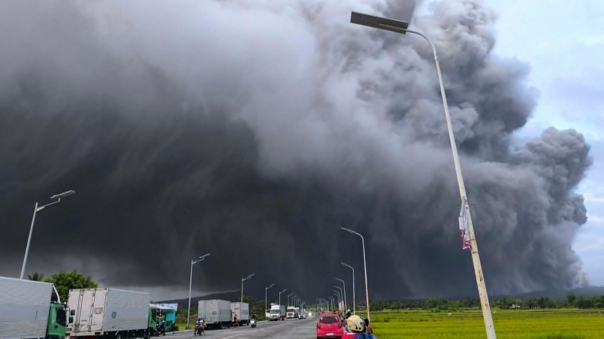 SRE Alerta a Mexicanos en Filipinas ante Riesgo de Erupción del Volcán Mayón