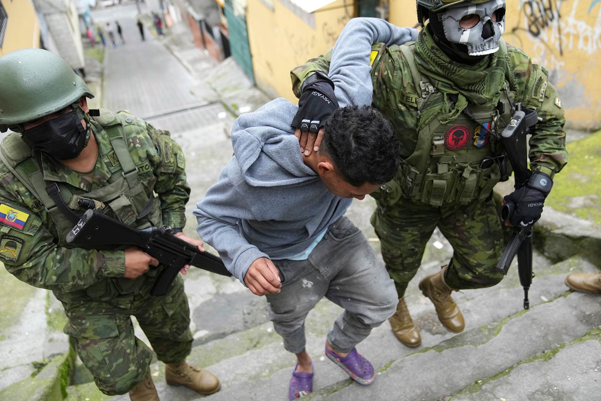 Soldados detienen a un joven en Quito, Ecuador