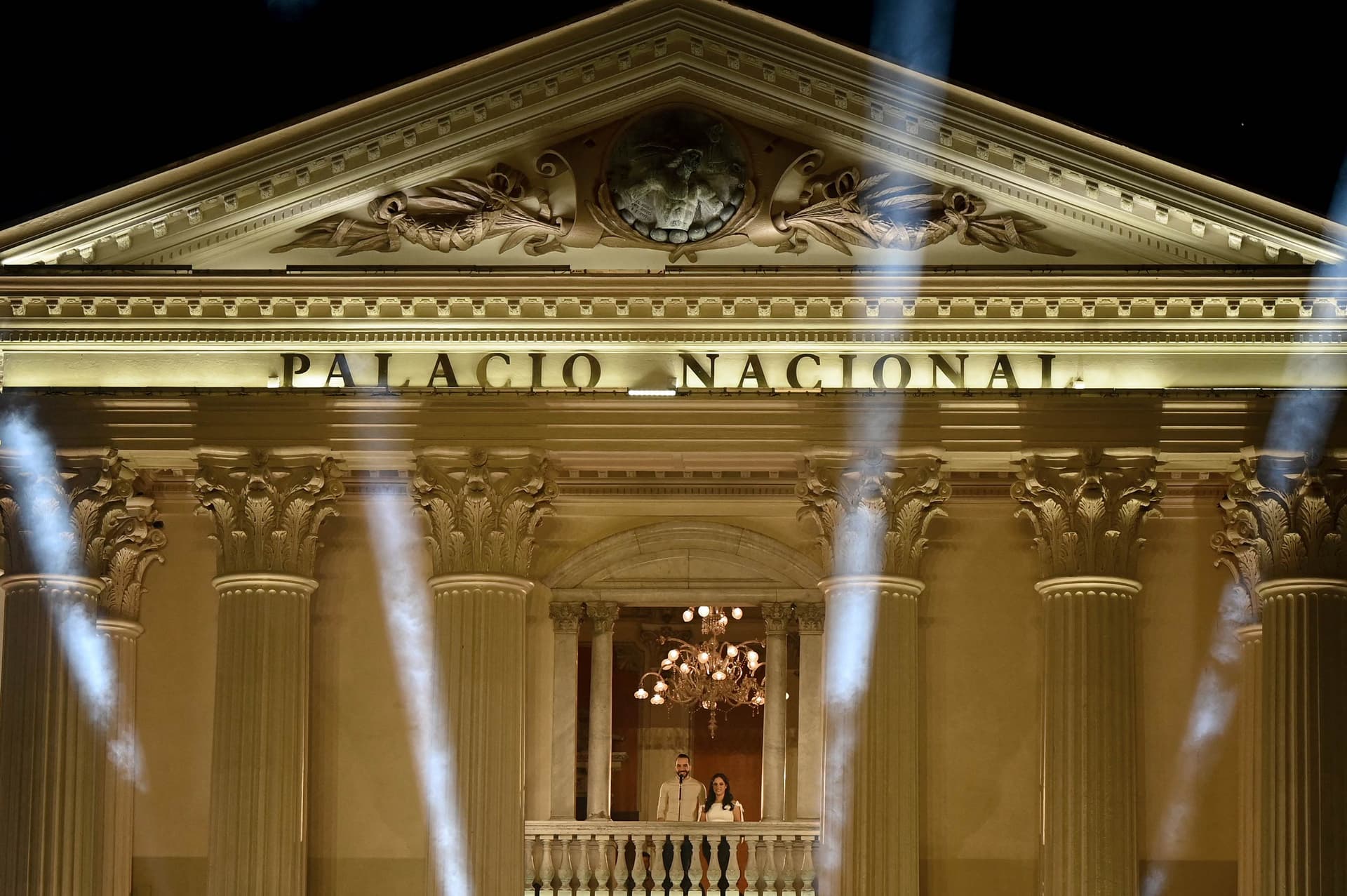 El presidente salvadoreño Nayib Bukele saluda junto a su esposa Gabriela Rodríguez desde el balcón de Palacio Nacional