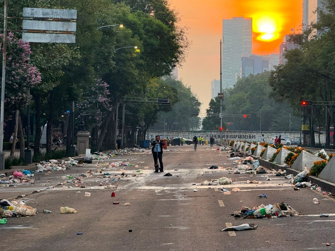 Ángel de la Independencia Amanece con Basura Luego de Festejo por Selección Mexicana