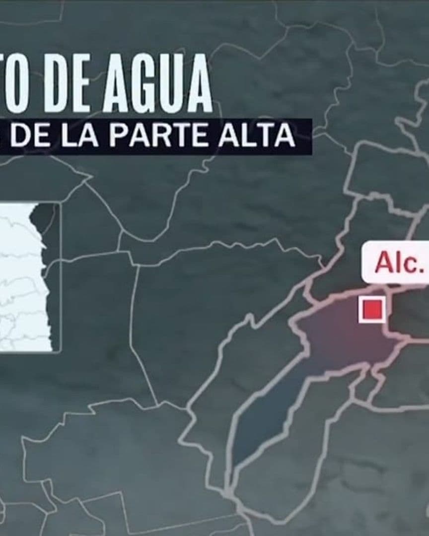 Adultos mayores esperan pipas para abastecerse tras prolongada falta de agua