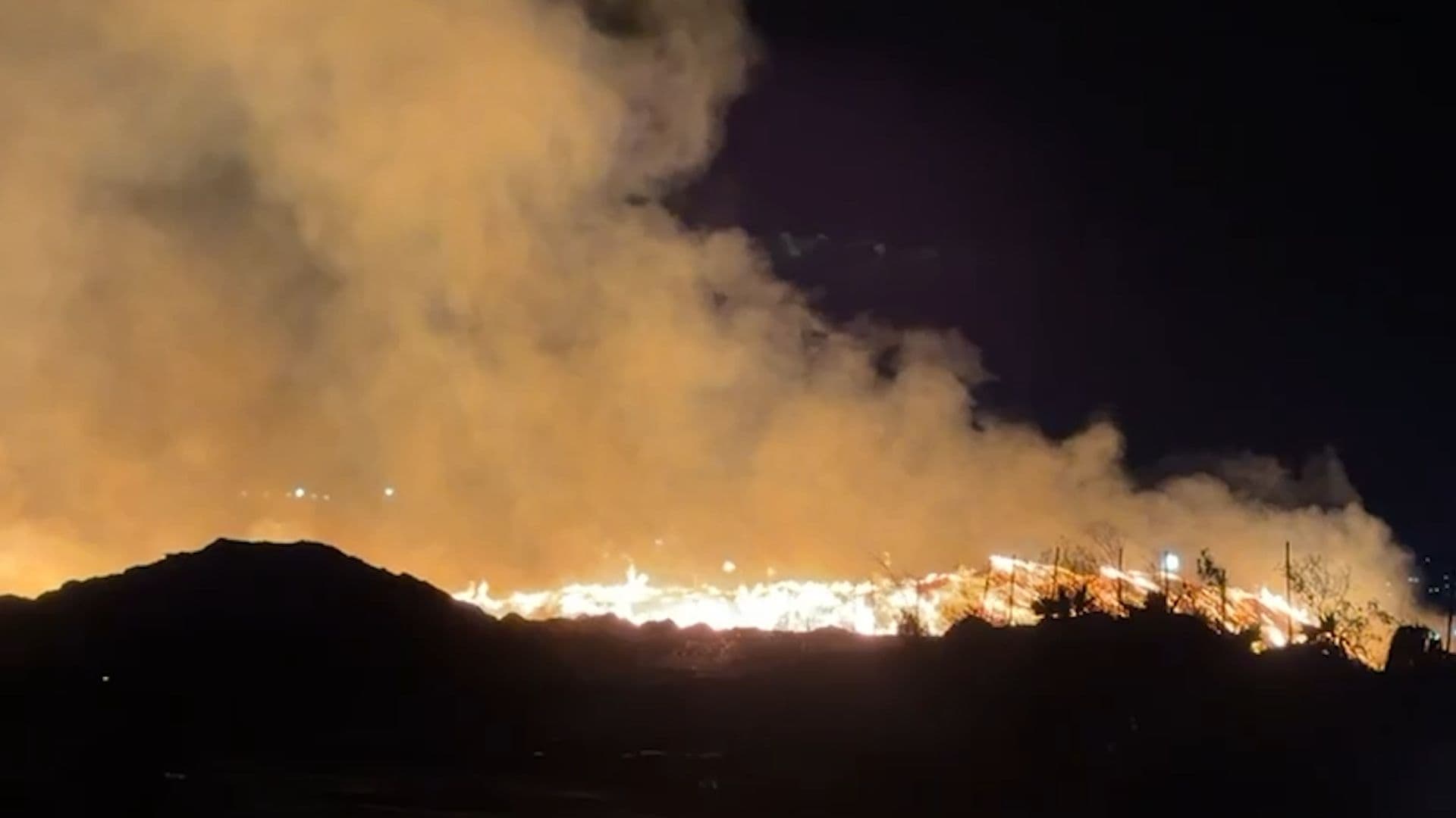 Fuerte Incendio en Empresa Procesadora de Aserrín Moviliza a Bomberos en Zona Este de Tijuana