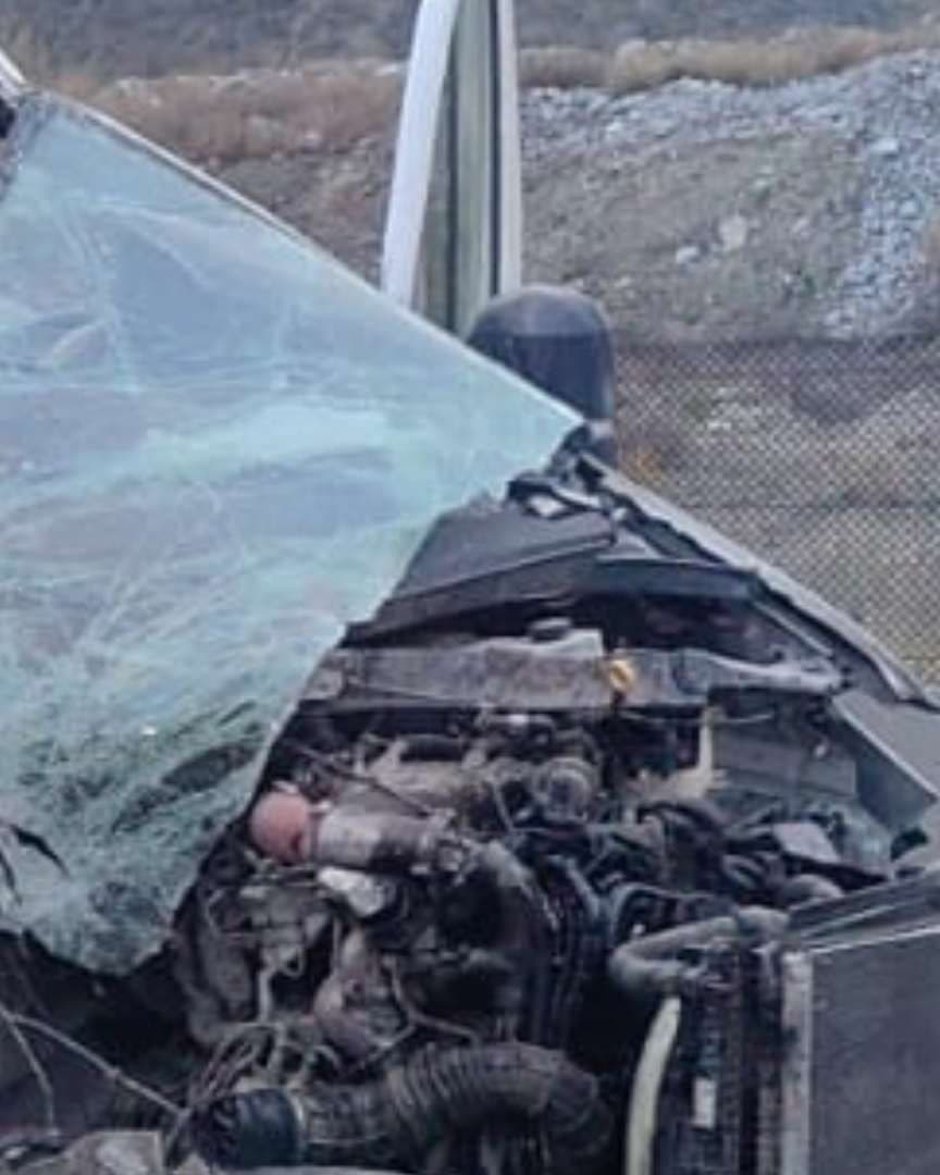 Camioneta chocada con tráiler