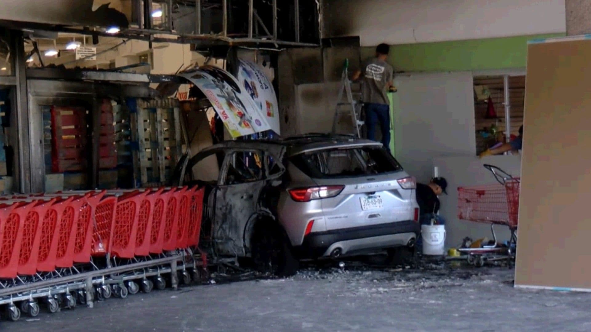 Vidrios Rotos y un Carro Estrellado: Trabajadora Llega a Supermercado Vandalizado en Guadalajara