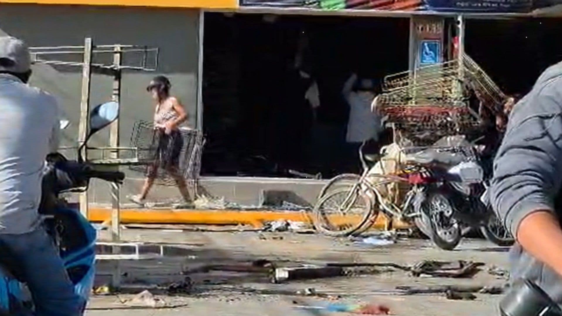 Saquean Tienda de Autoservicio Después de ser Incendiada en la Colonia Los Ángeles en Silao