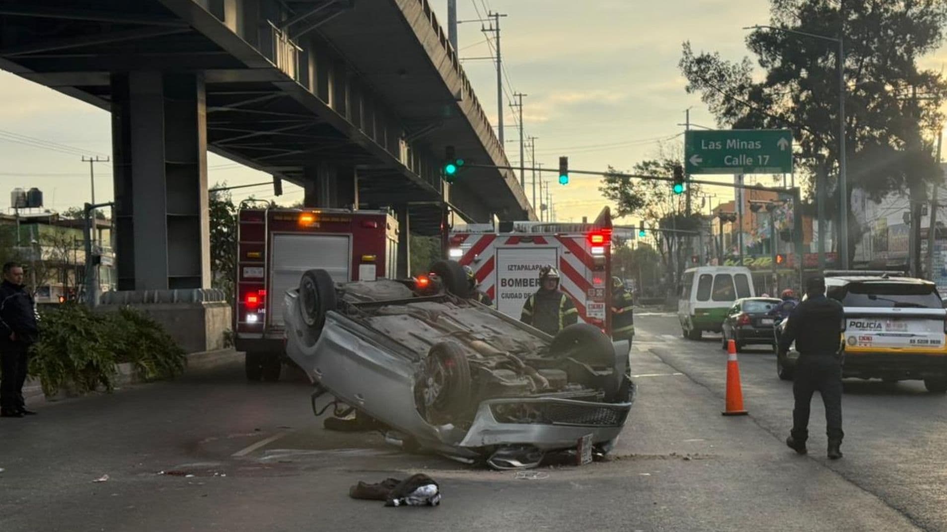 Auto Vuelca y Ocupantes Salen Proyectados en Calzada Ermita Iztapalapa; Hay un Muerto