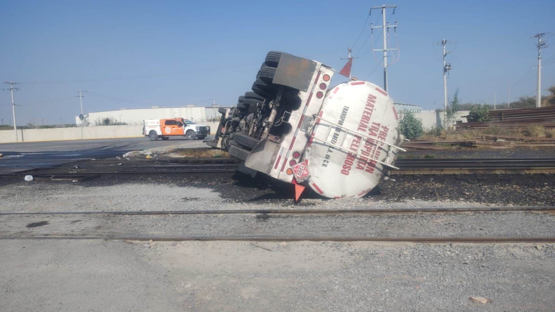 Vuelca Pipa con 40 Mil Litros de Diésel tras Choque con Tren en Escobedo, Nuevo León