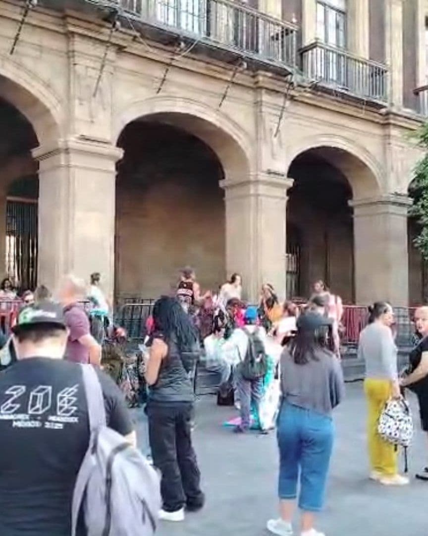 ¿Qué Pasó en el Zócalo? Personas Trans Retiran Vallas de Edificios Públicos
