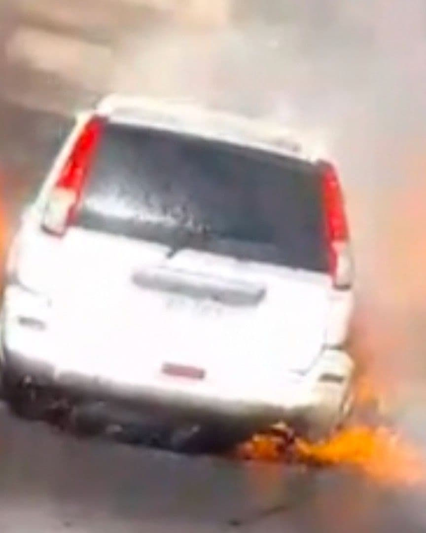 Camioneta incendiandose en Santa Catarina